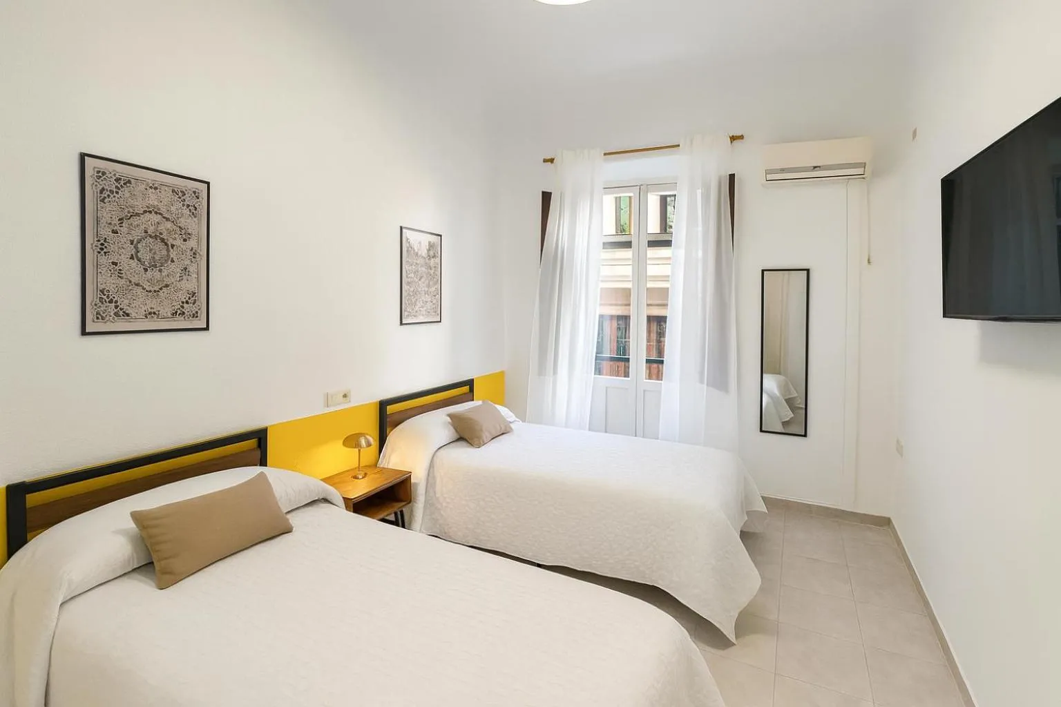 Standard Twin Room with Shared Bathroom in Casa Antares