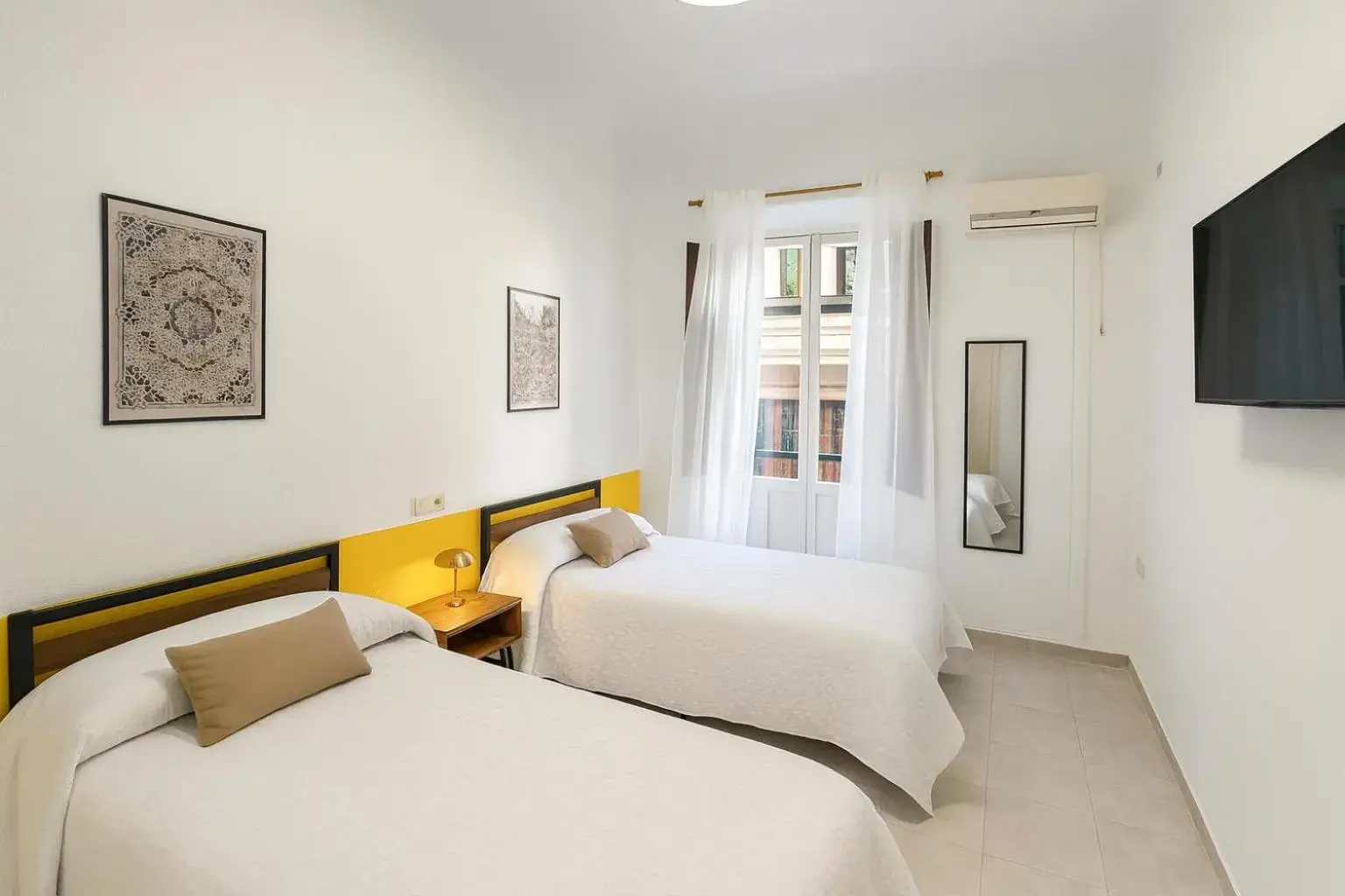 Standard Twin Room with Shared Bathroom in Casa Antares Standard Twin Room with Shared Bathroom in Casa Antares