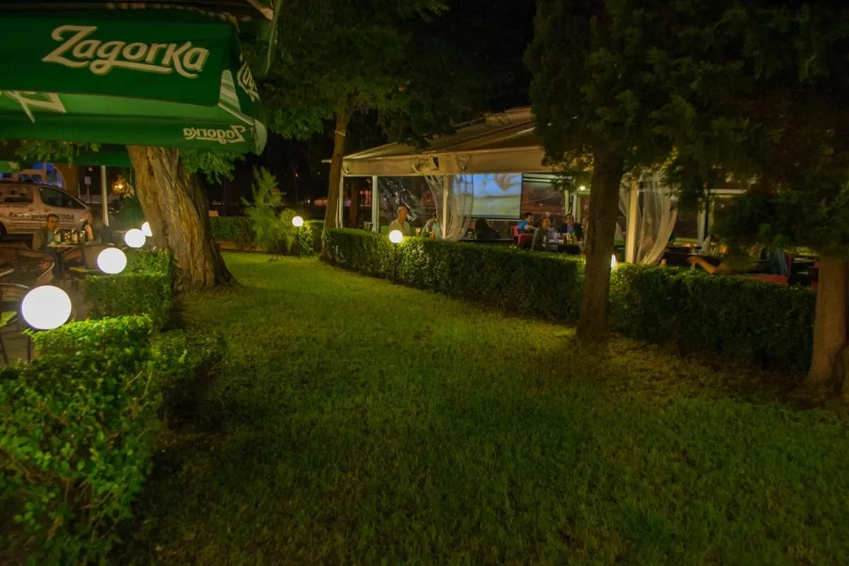 Restaurant/places to eat in Central Guest Rooms