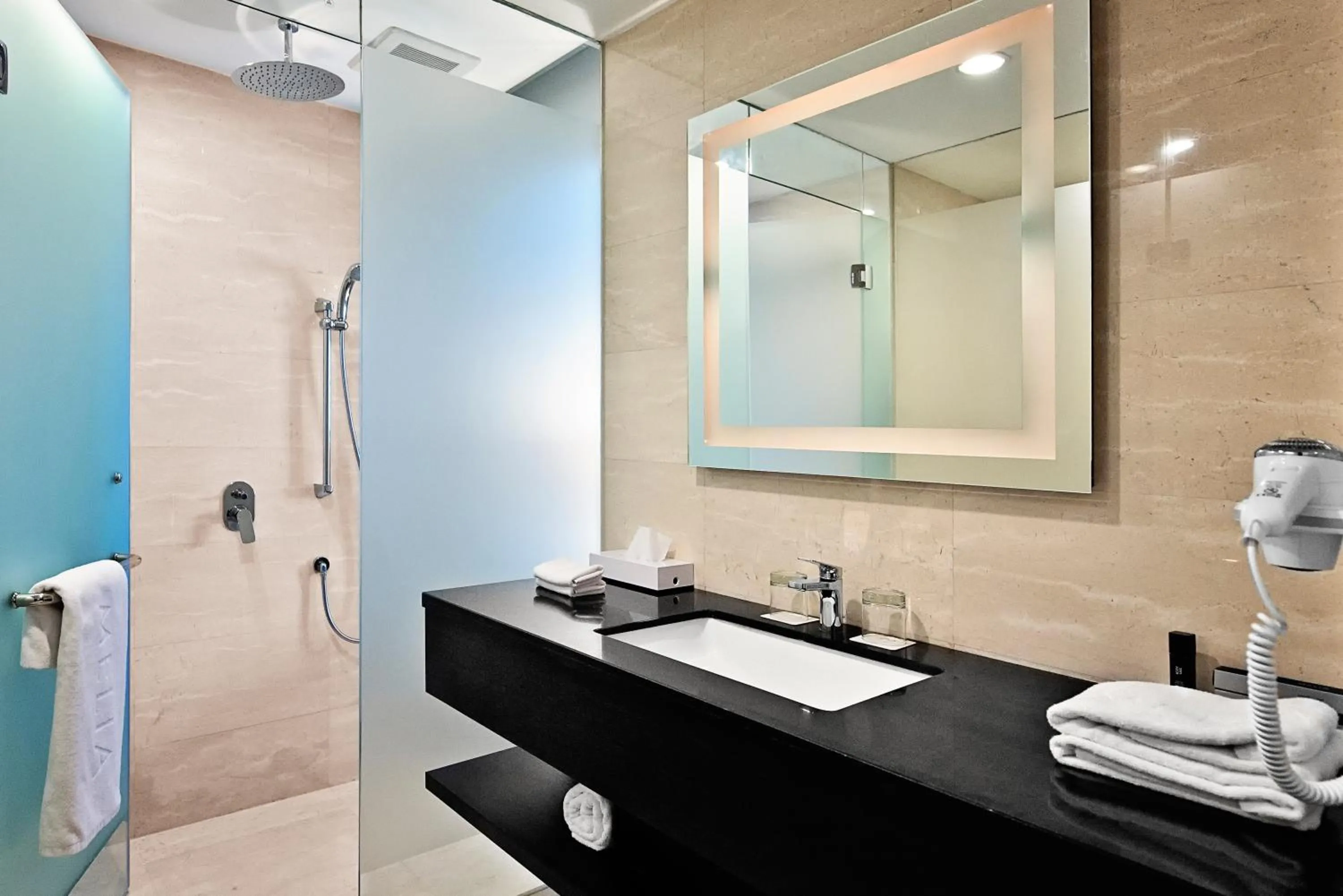 Toilet in Melia Makassar