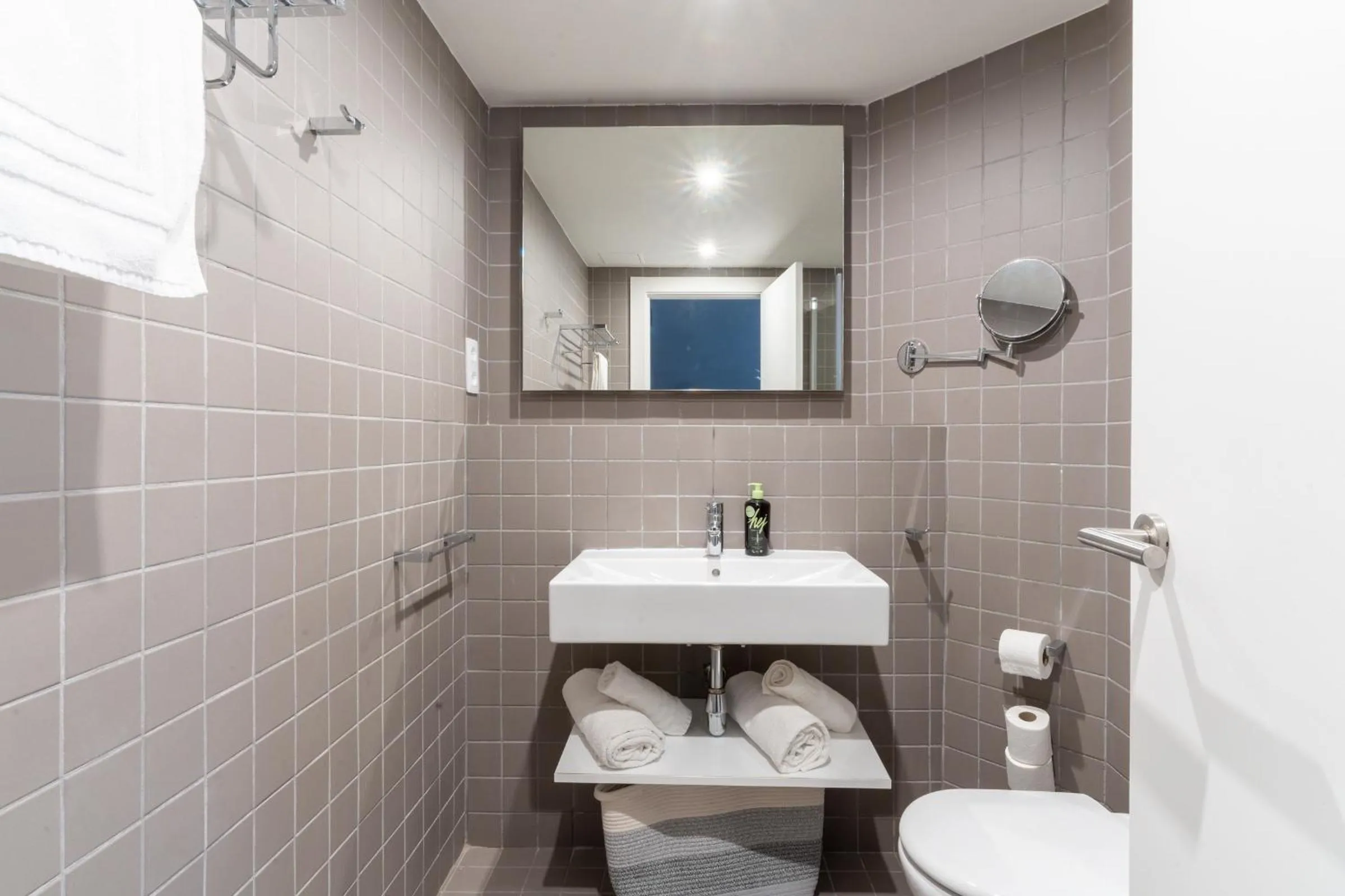 Bathroom in Limehome Barcelona Rector Triadó