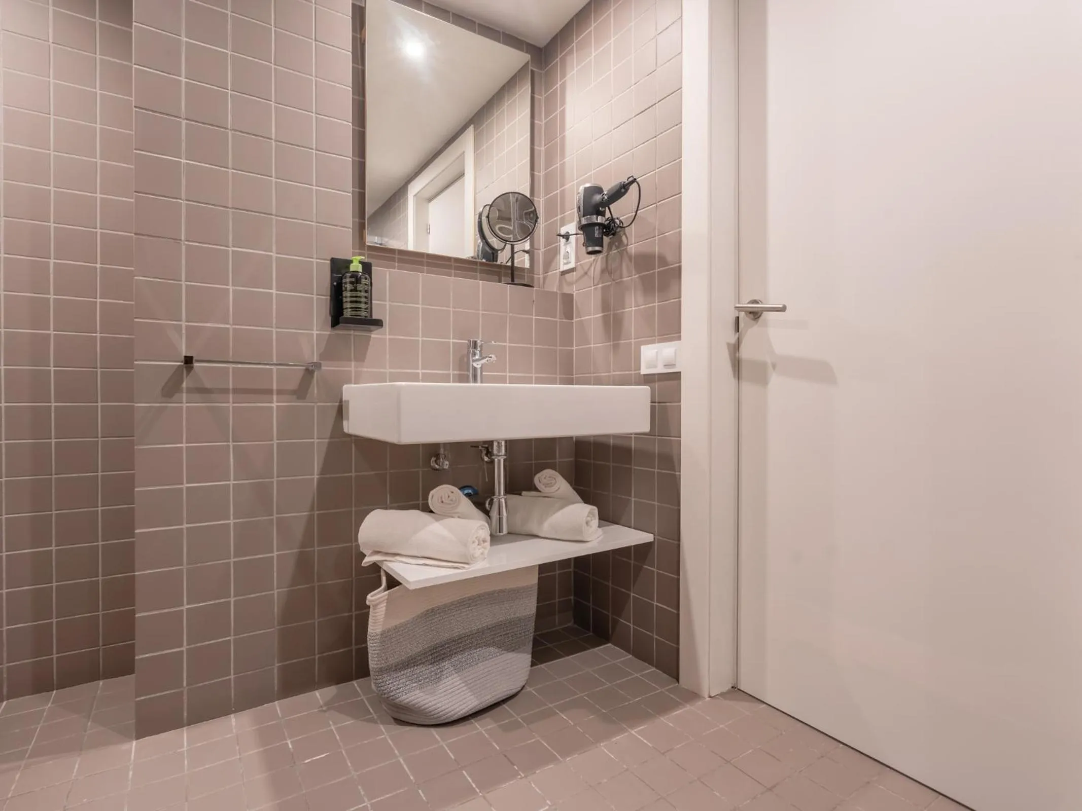 Bathroom in Limehome Barcelona Rector Triadó