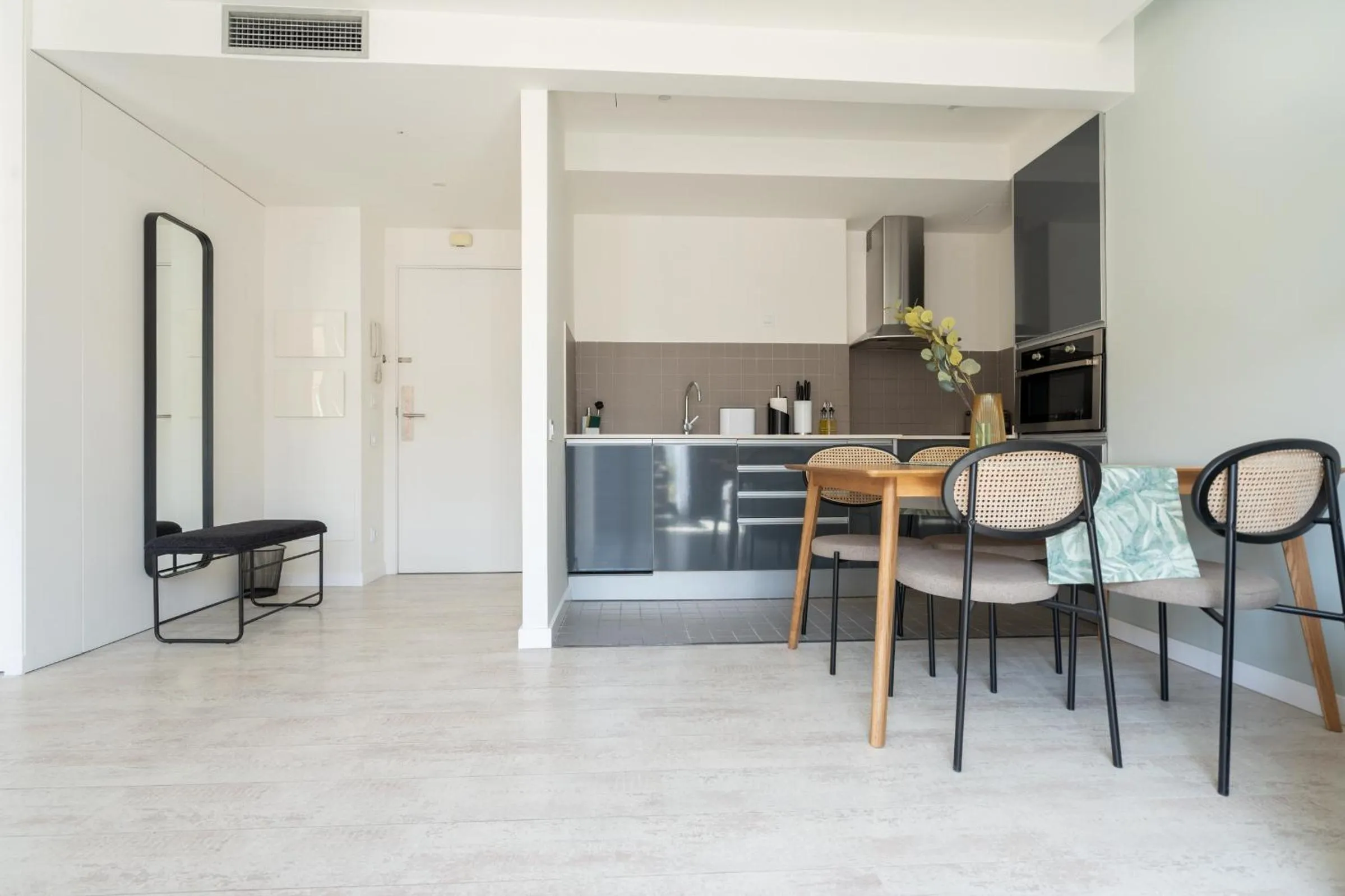 Kitchen or kitchenette in Limehome Barcelona Rector Triadó