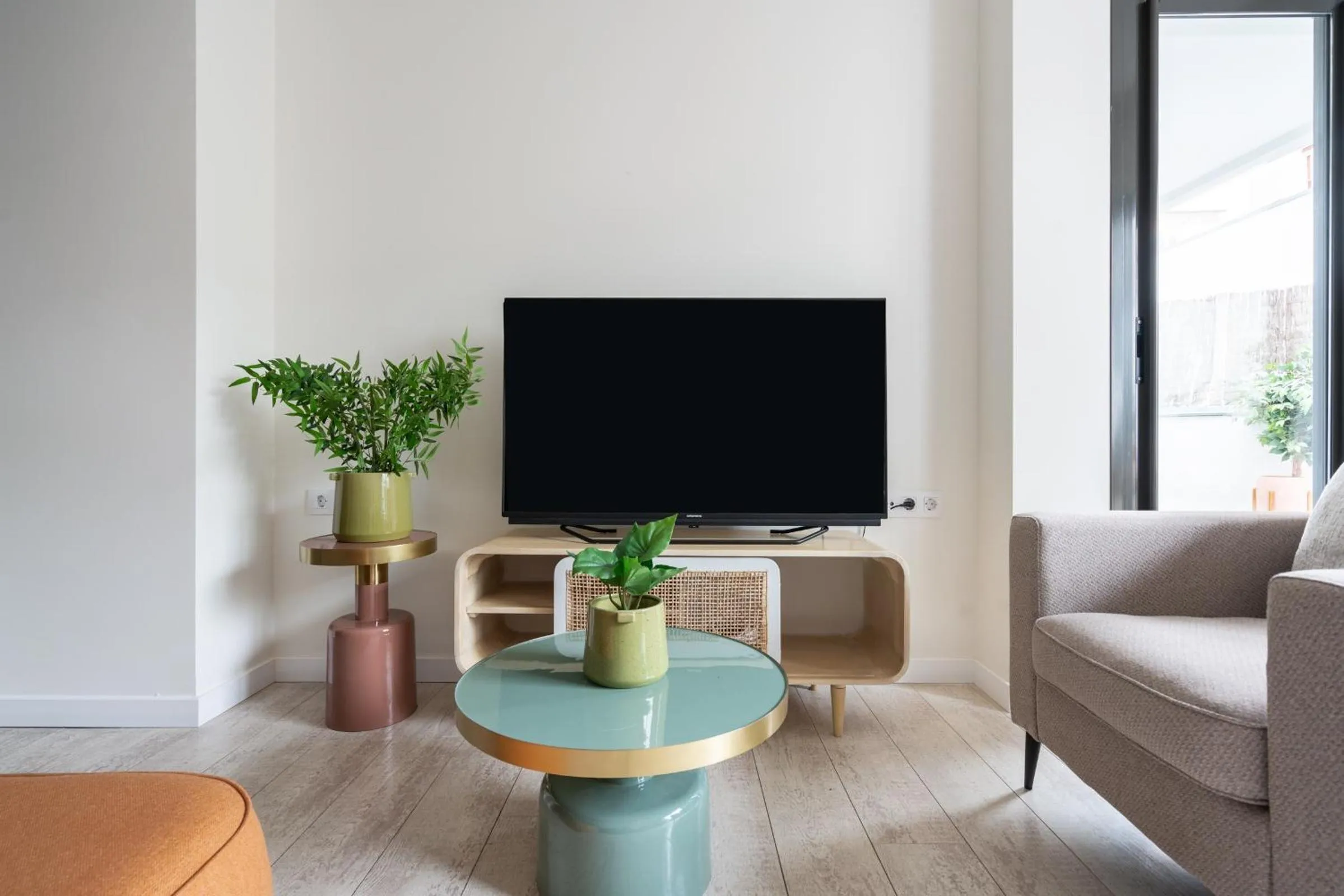 TV and multimedia in Limehome Barcelona Rector Triadó