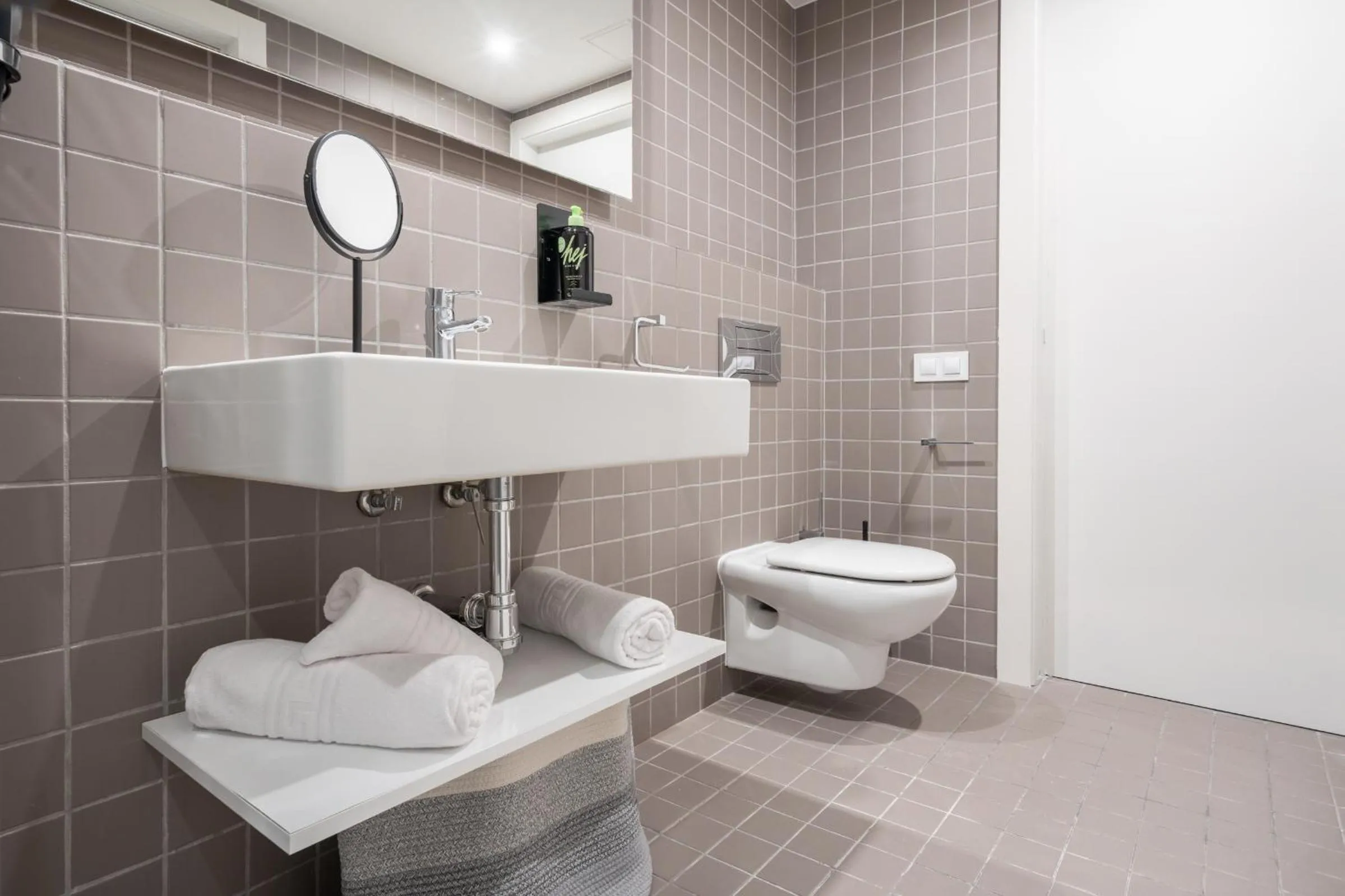 Bathroom in Limehome Barcelona Rector Triadó