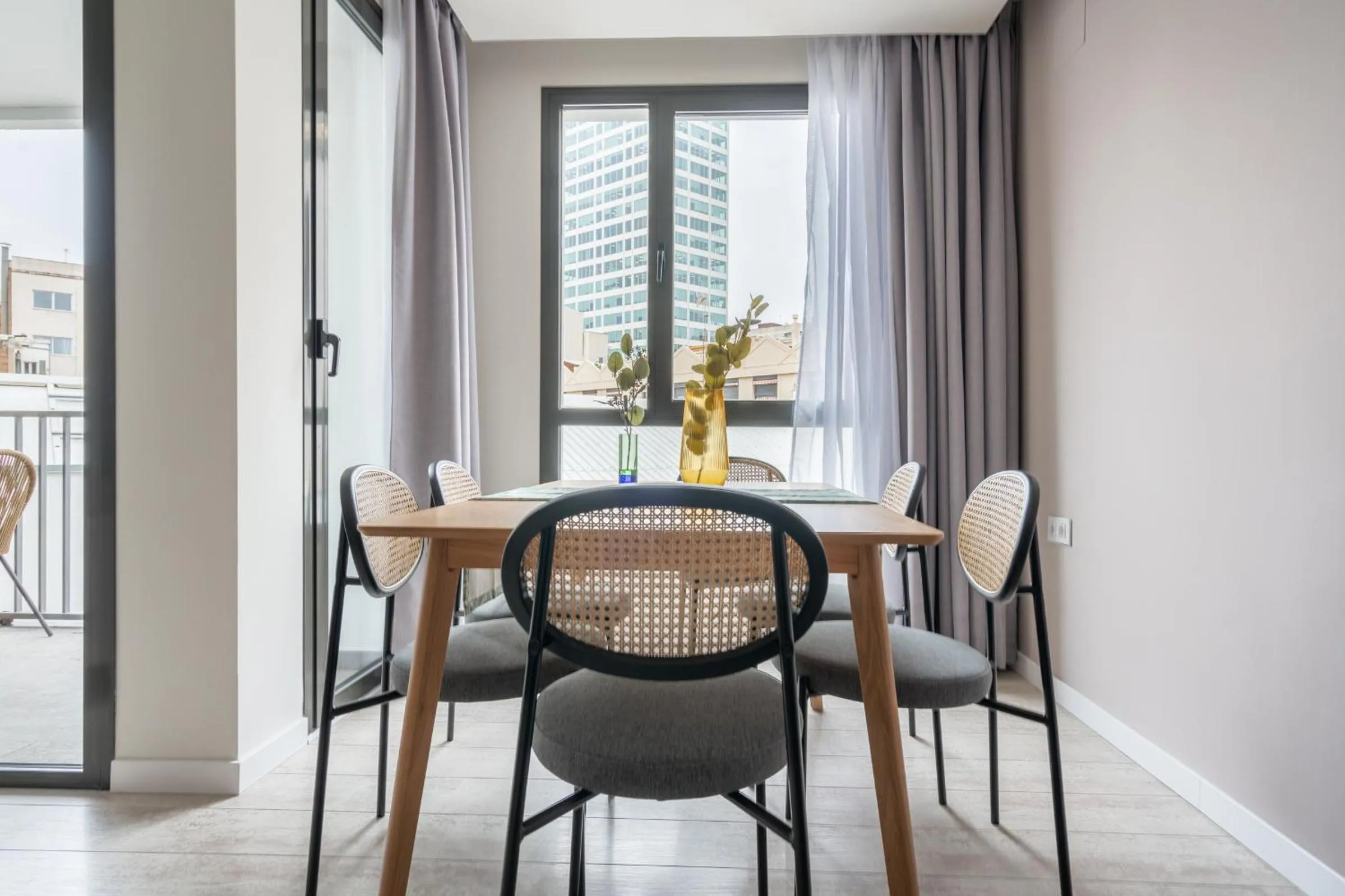 Dining area in Limehome Barcelona Rector Triadó