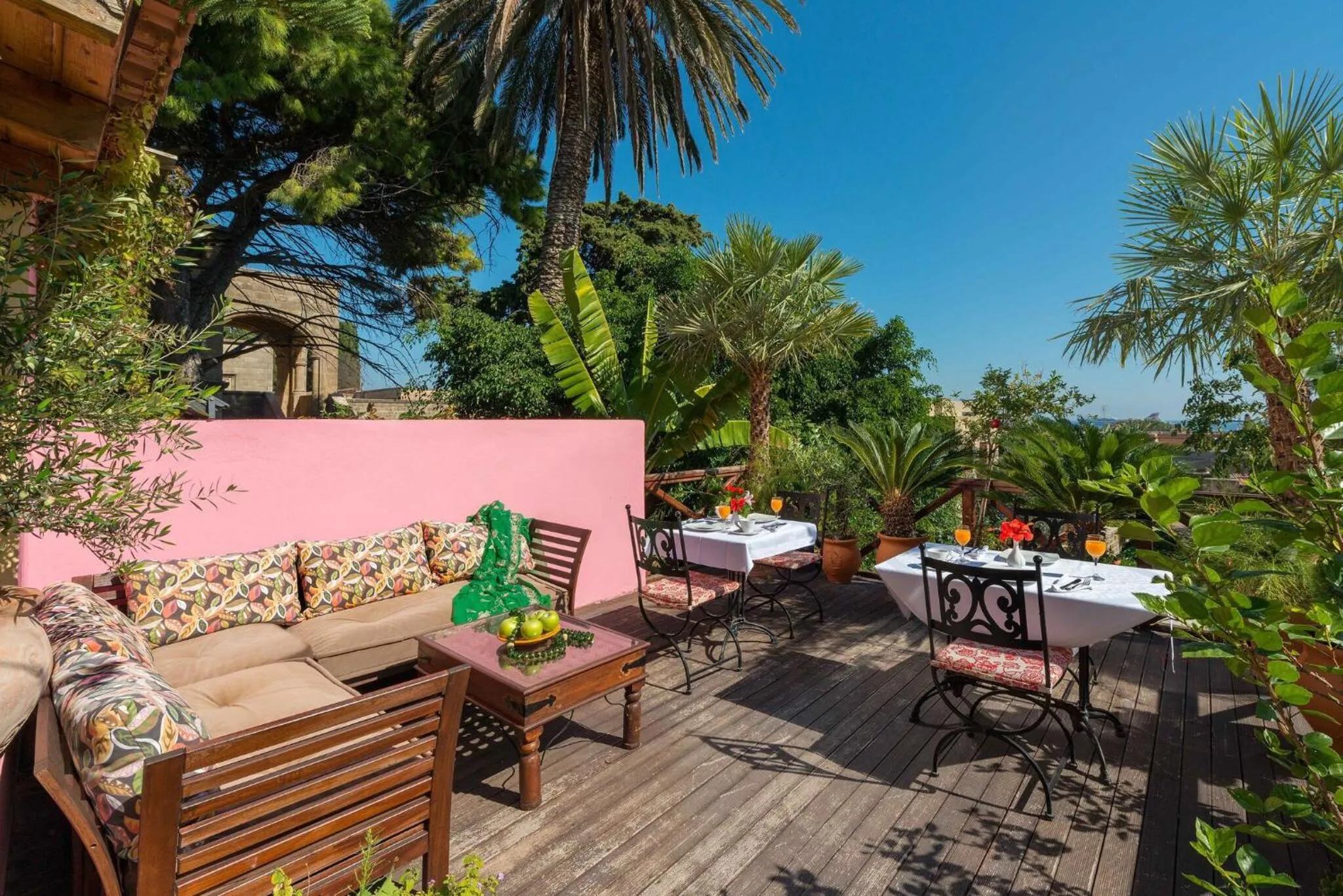 Restaurant/places to eat in Nikos Takis Fashion Boutique Hotel