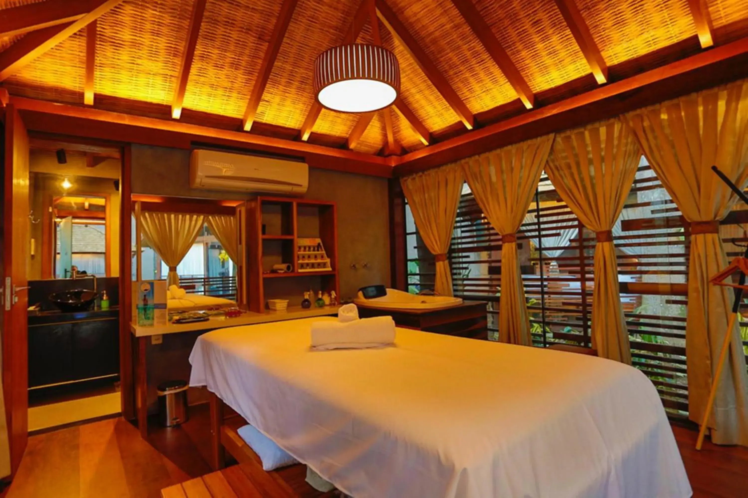 Massage, Bed in Wyndham Rio Barra Massage, Bed in Wyndham Rio Barra