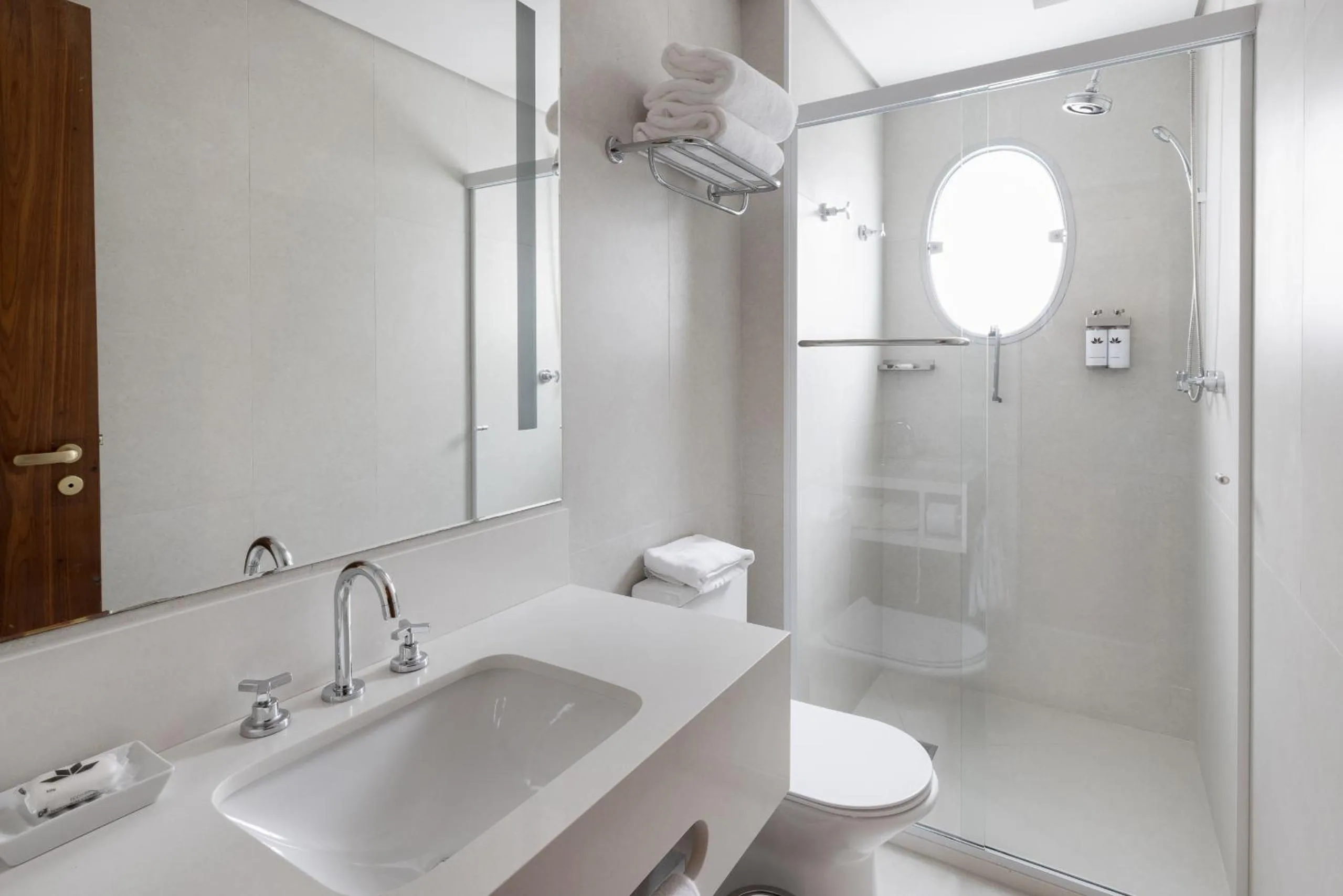 Bathroom in Regent Park Suite Hotel