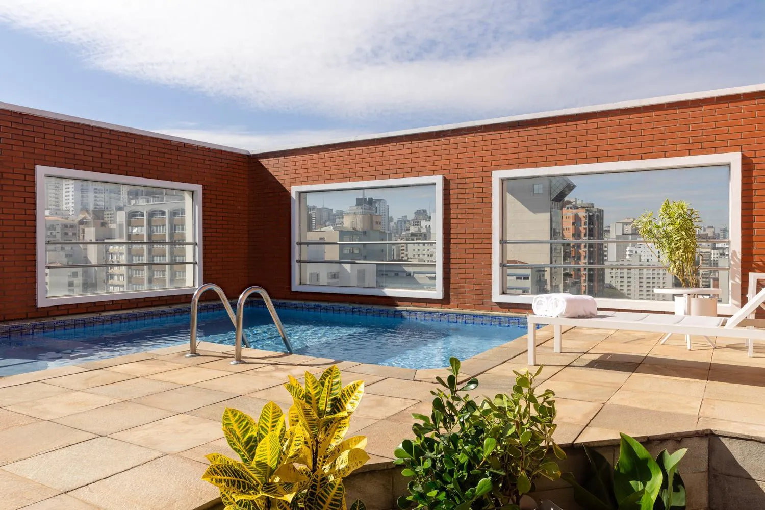 Swimming pool in Regent Park Suite Hotel