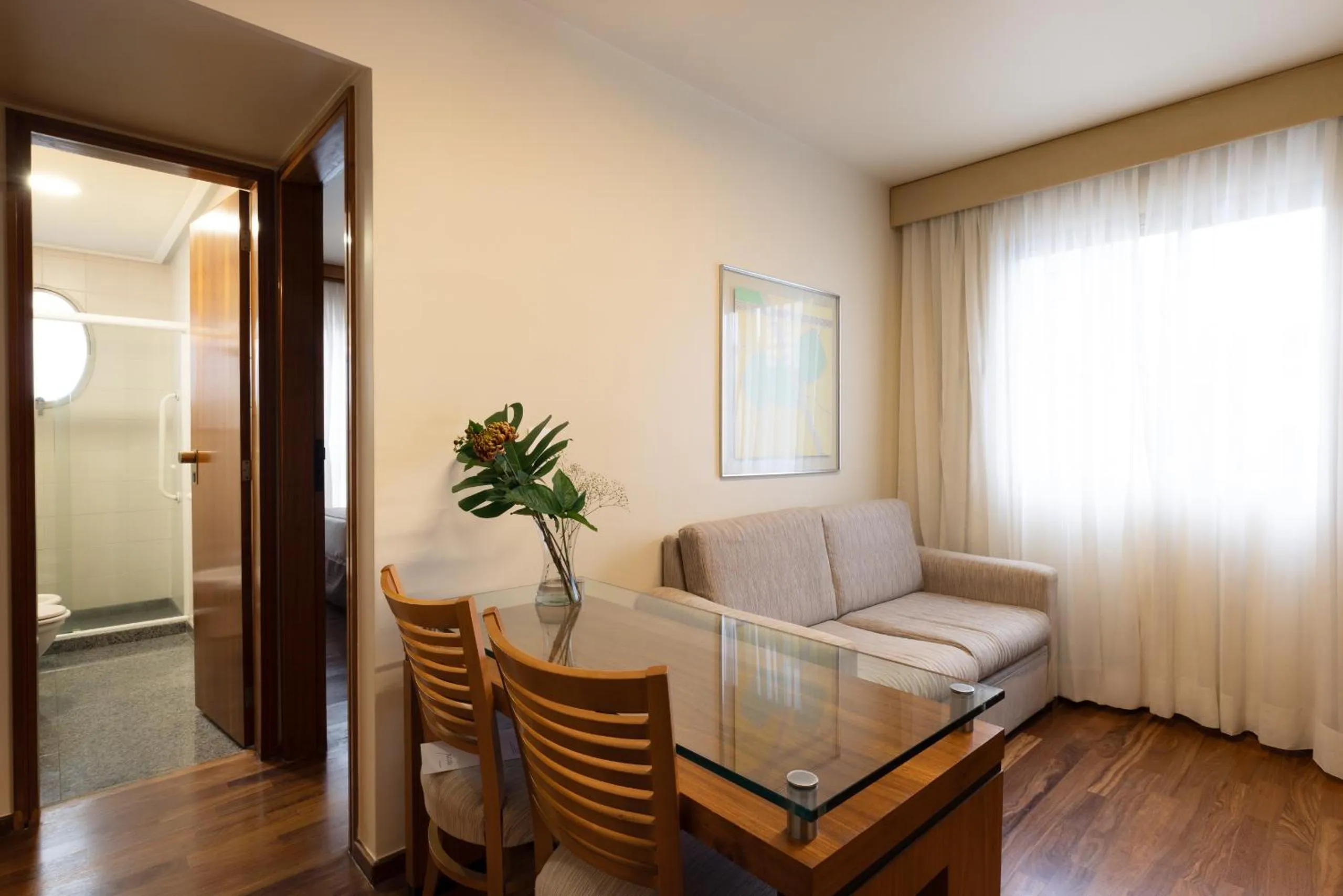 Living room in Regent Park Suite Hotel