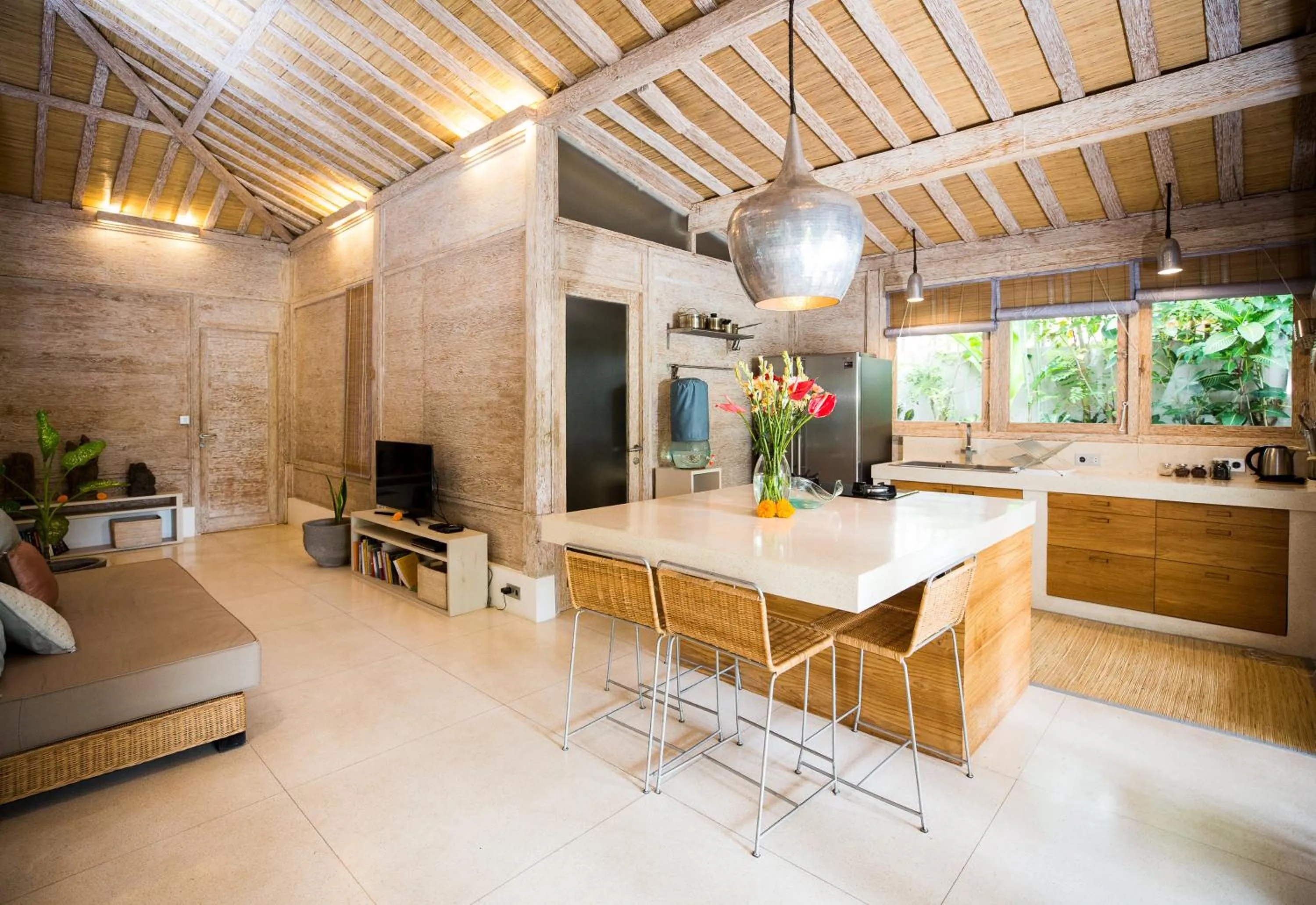 TV and multimedia in Mana Sari