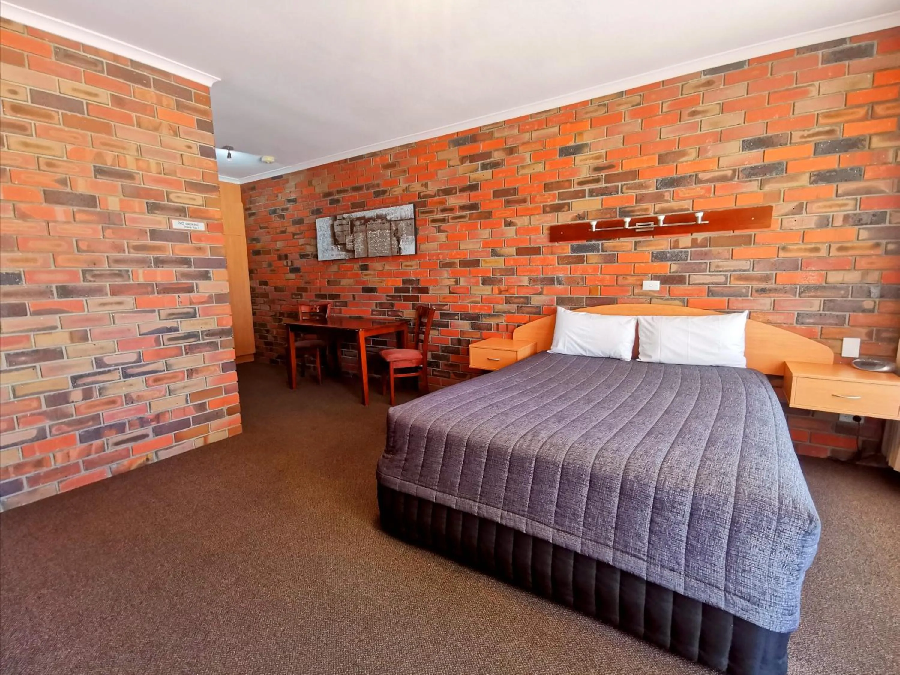 Bed in Town House Motor Inn