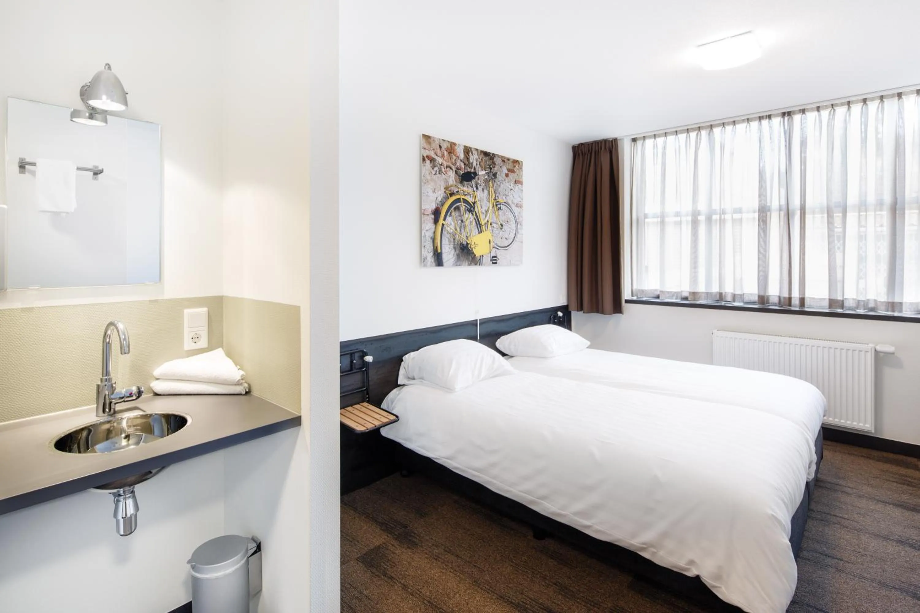 Day, Bed in Hotel Blooker