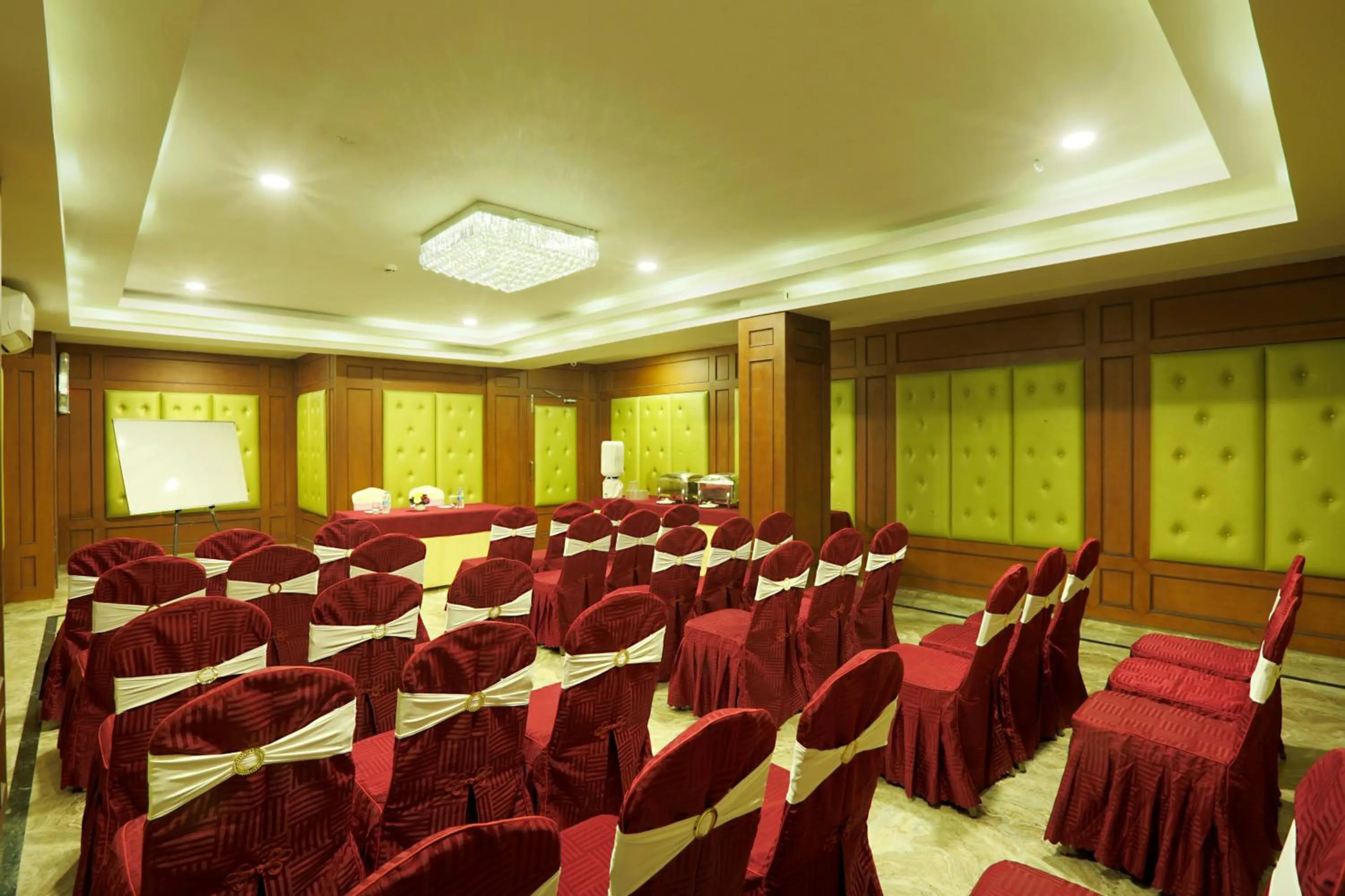 Business facilities in Hotel D Courtyard