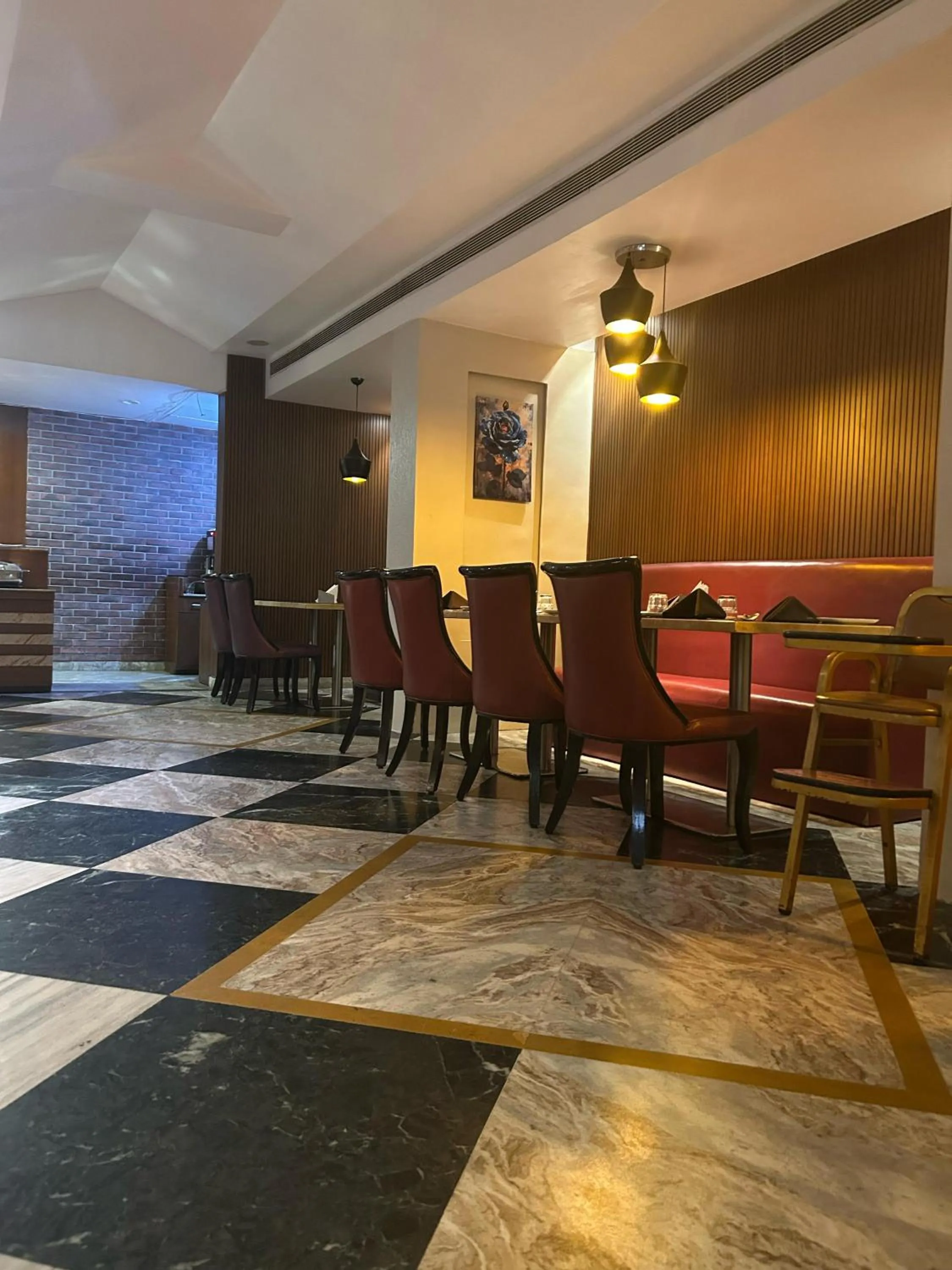 Restaurant/places to eat in Hotel D Courtyard