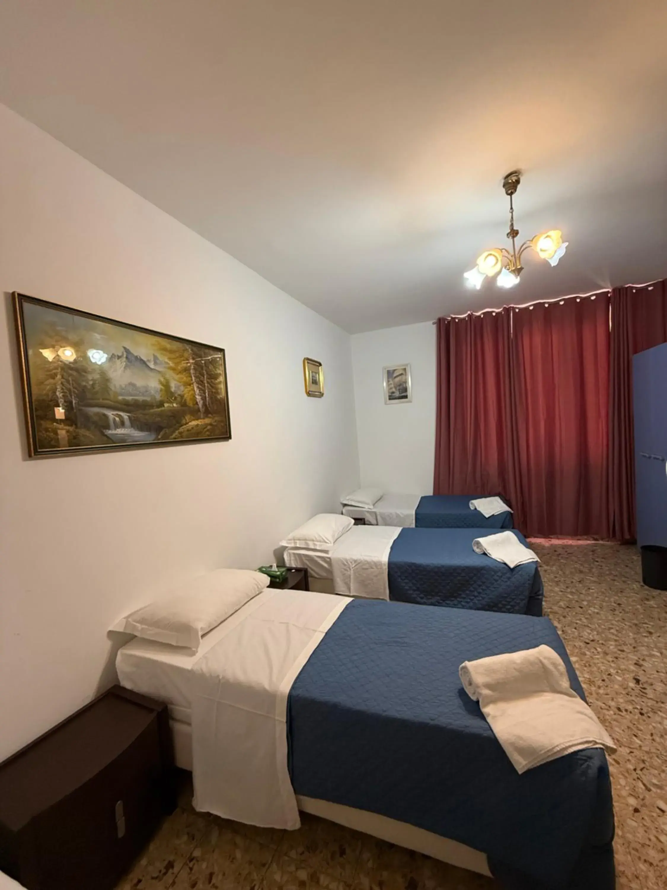 Quadruple Room with Shared Bathroom - single occupancy in Host Roma Quadruple Room with Shared Bathroom - single occupancy in Host Roma