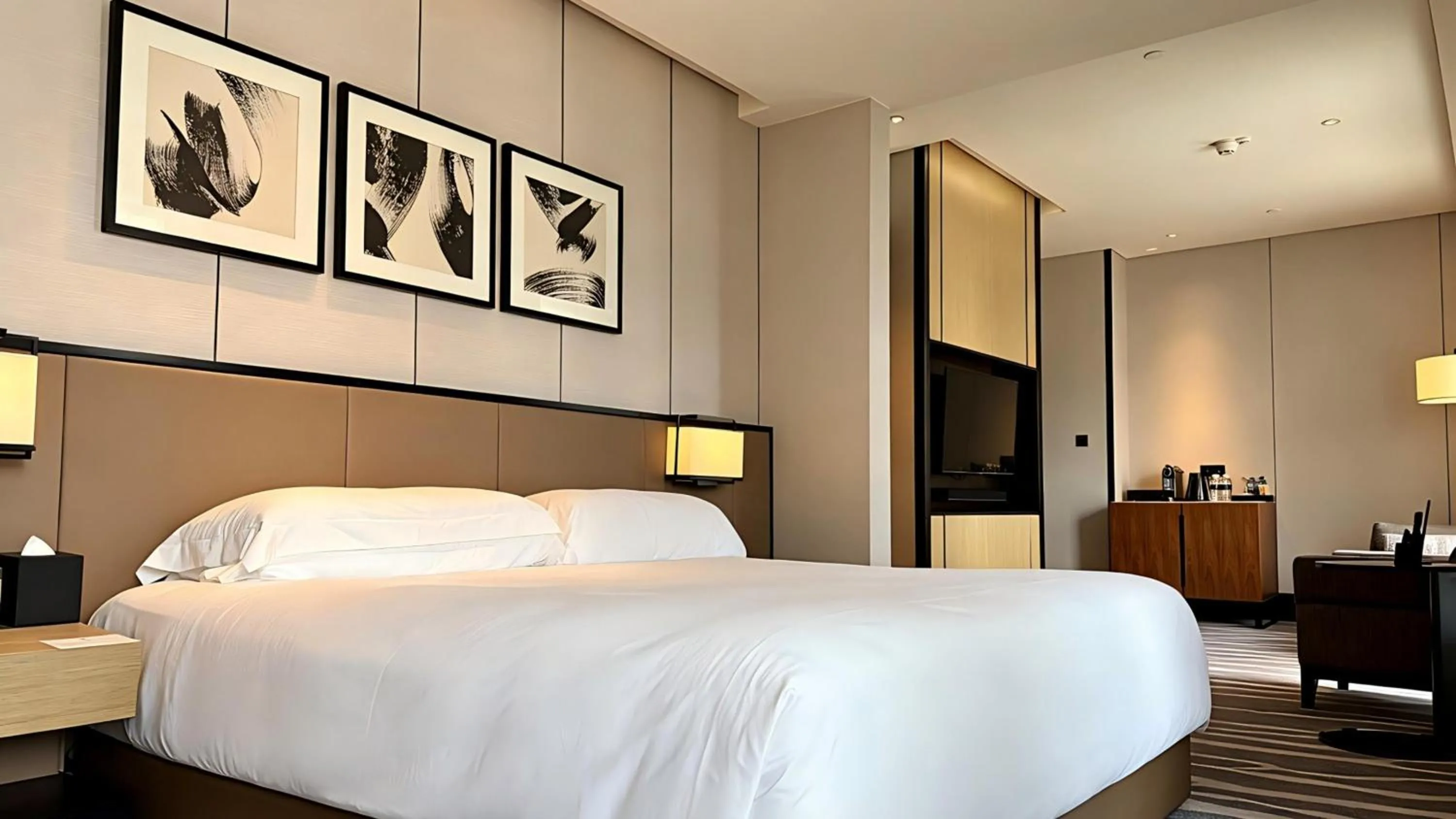Photo of the whole room, Bed in InterContinental Shanghai Hongqiao NECC by IHG