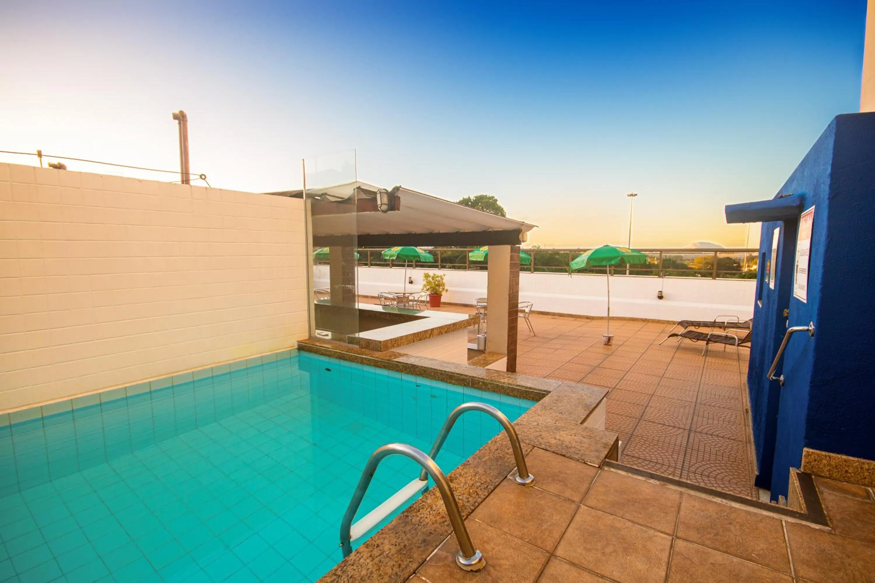 Swimming pool in Hotel Golden Park Rio de Janeiro Aeroporto By Nacional Inn
