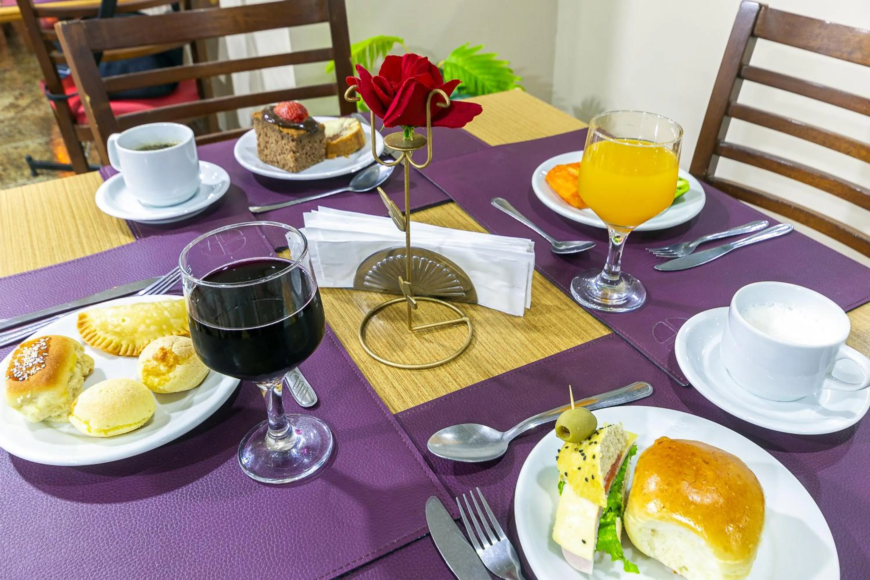 Food and drinks in Hotel Golden Park Rio de Janeiro Aeroporto By Nacional Inn