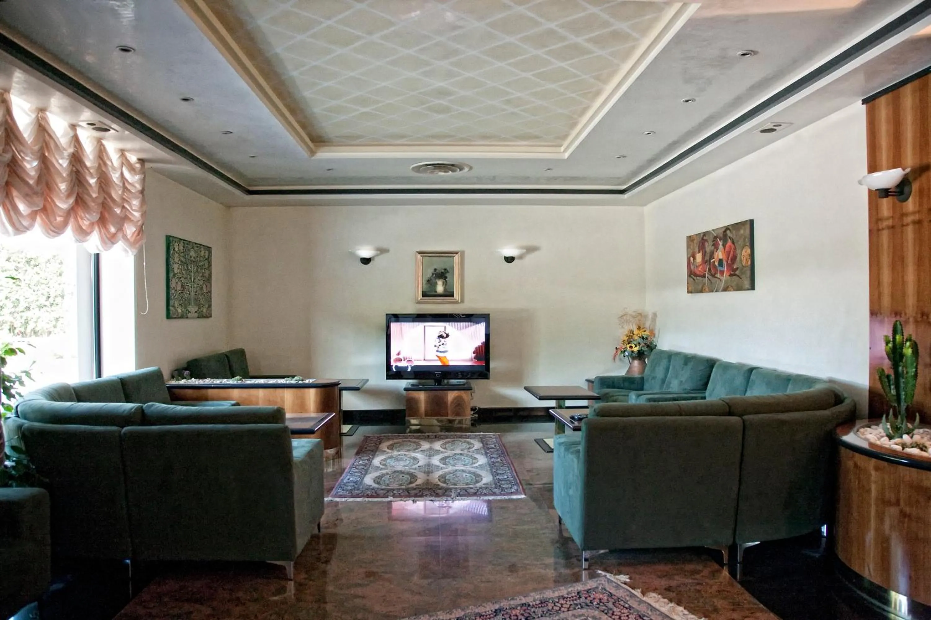 Communal lounge/ TV room in Sunny Palace Hotel Restaurant