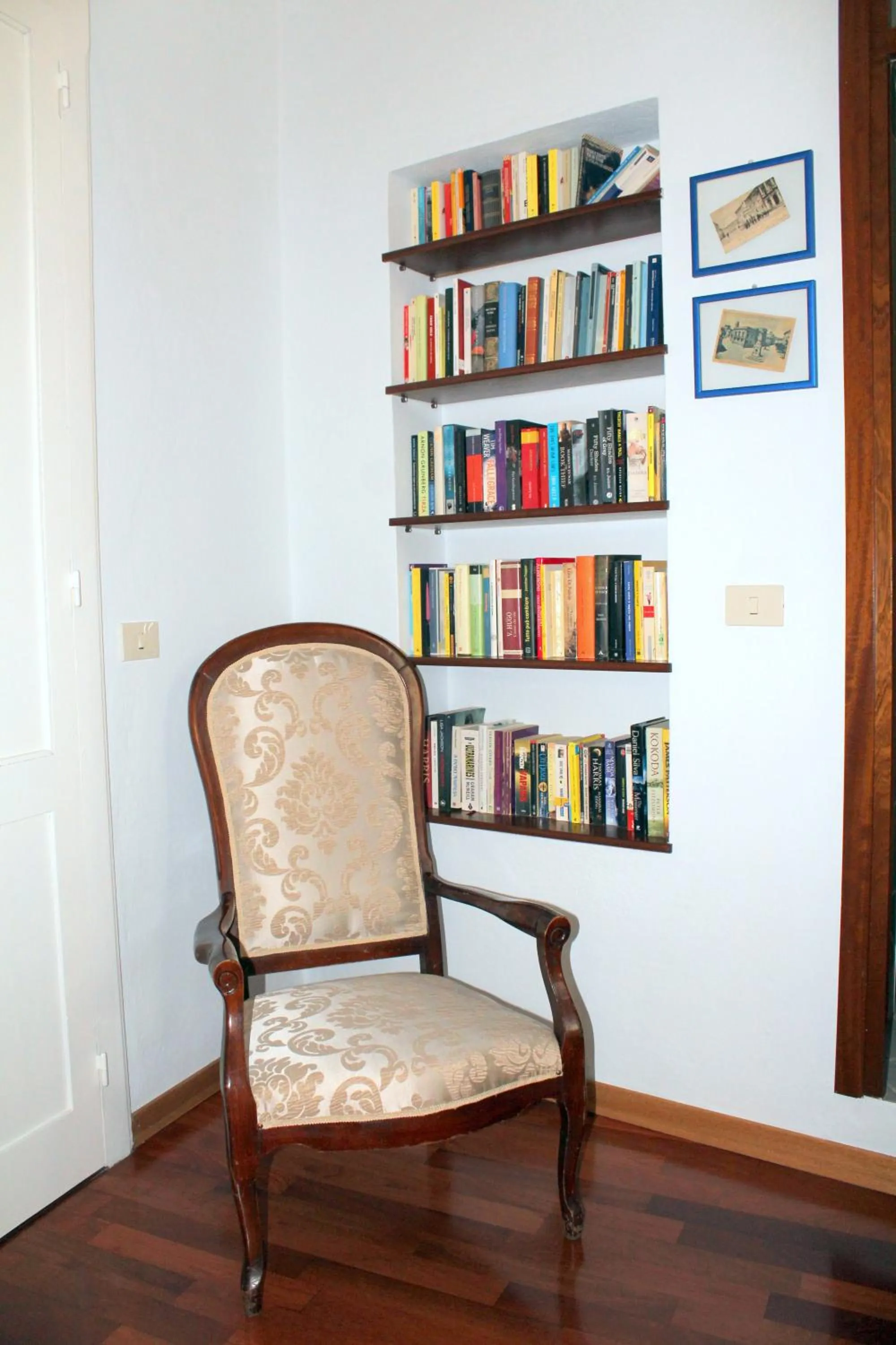 Library in Eleonora Room & Breakfast