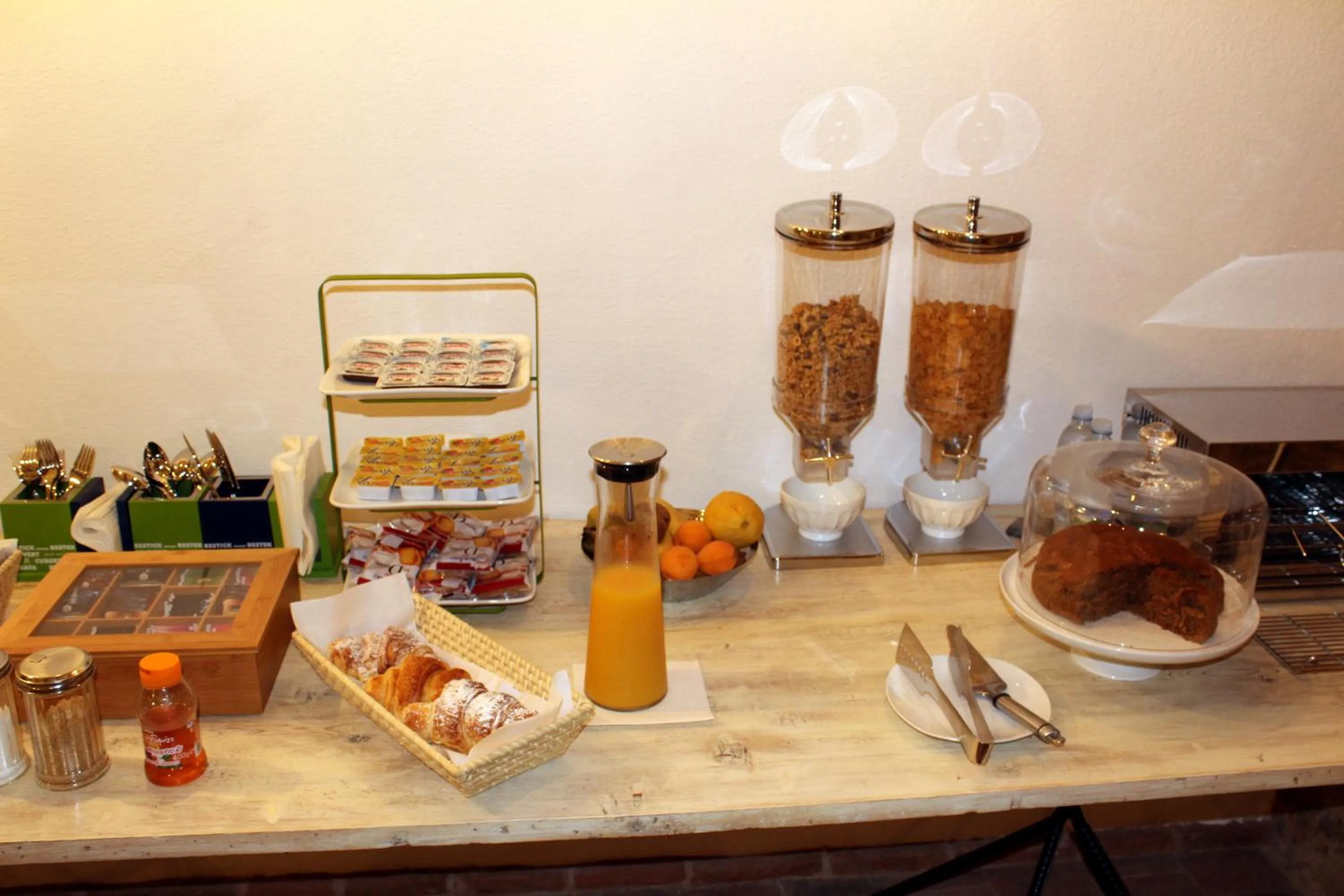 Food and drinks in Eleonora Room & Breakfast