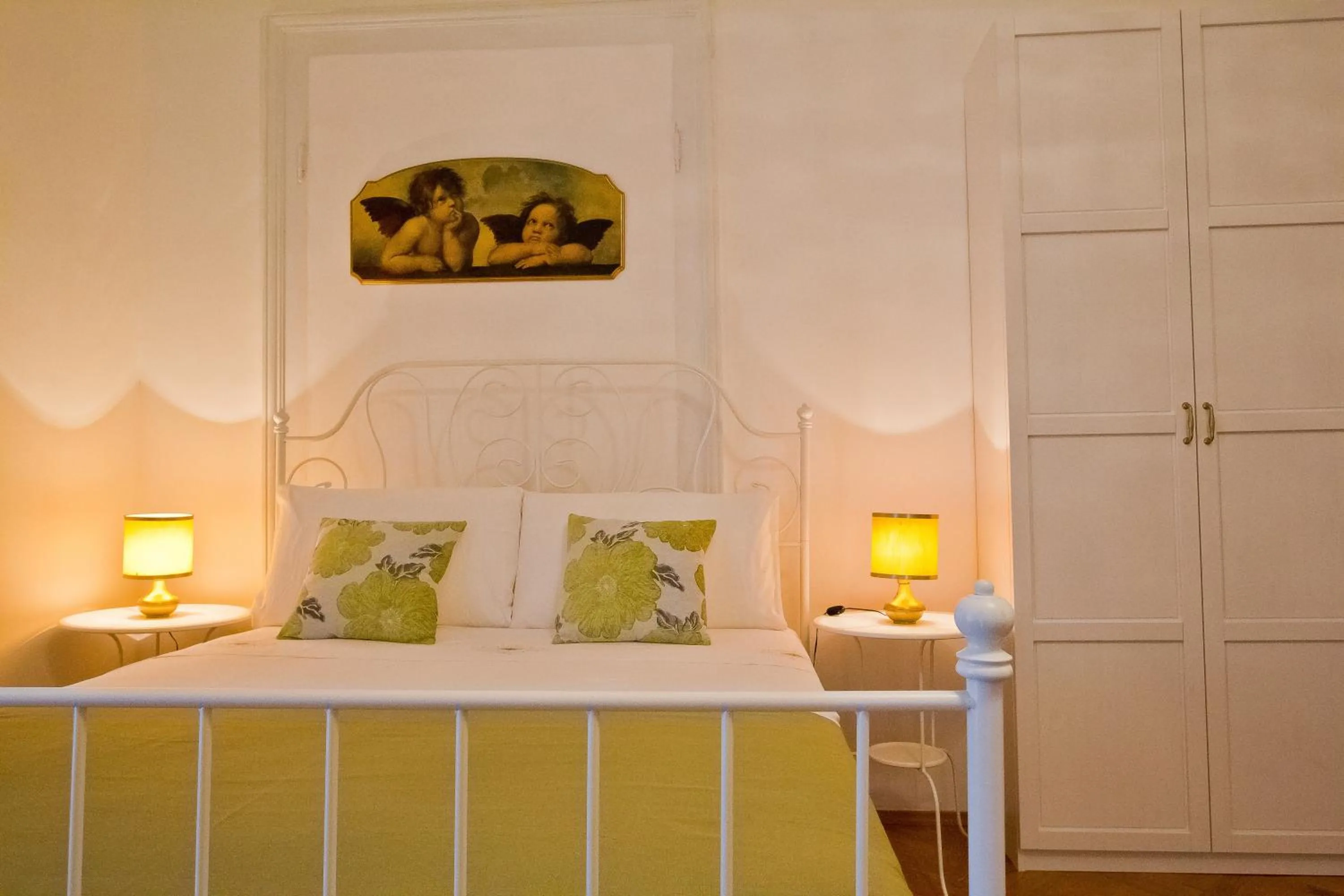 Bed in Golden Rooms Bed & Breakfast