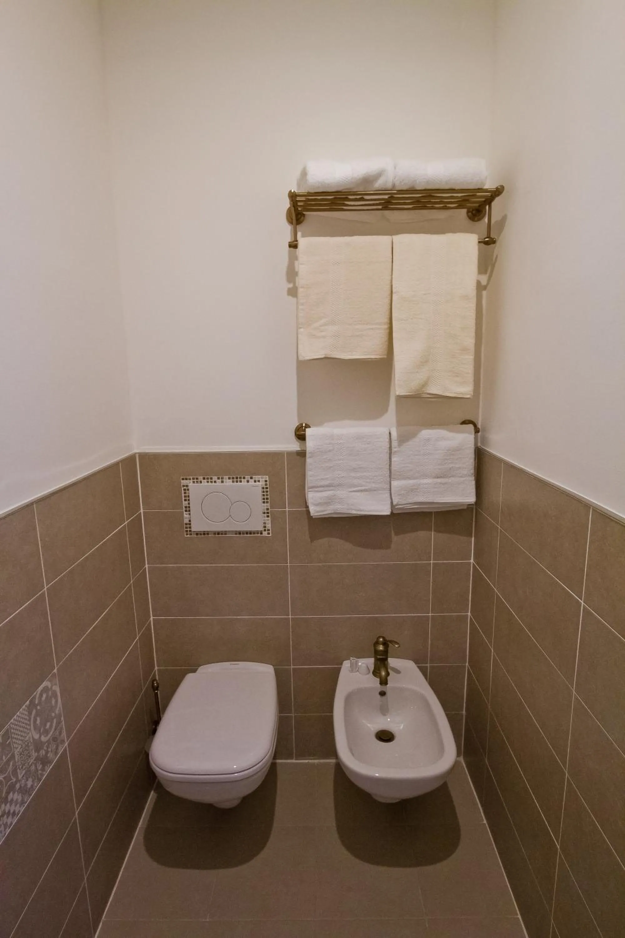 Bathroom in Golden Rooms Bed & Breakfast