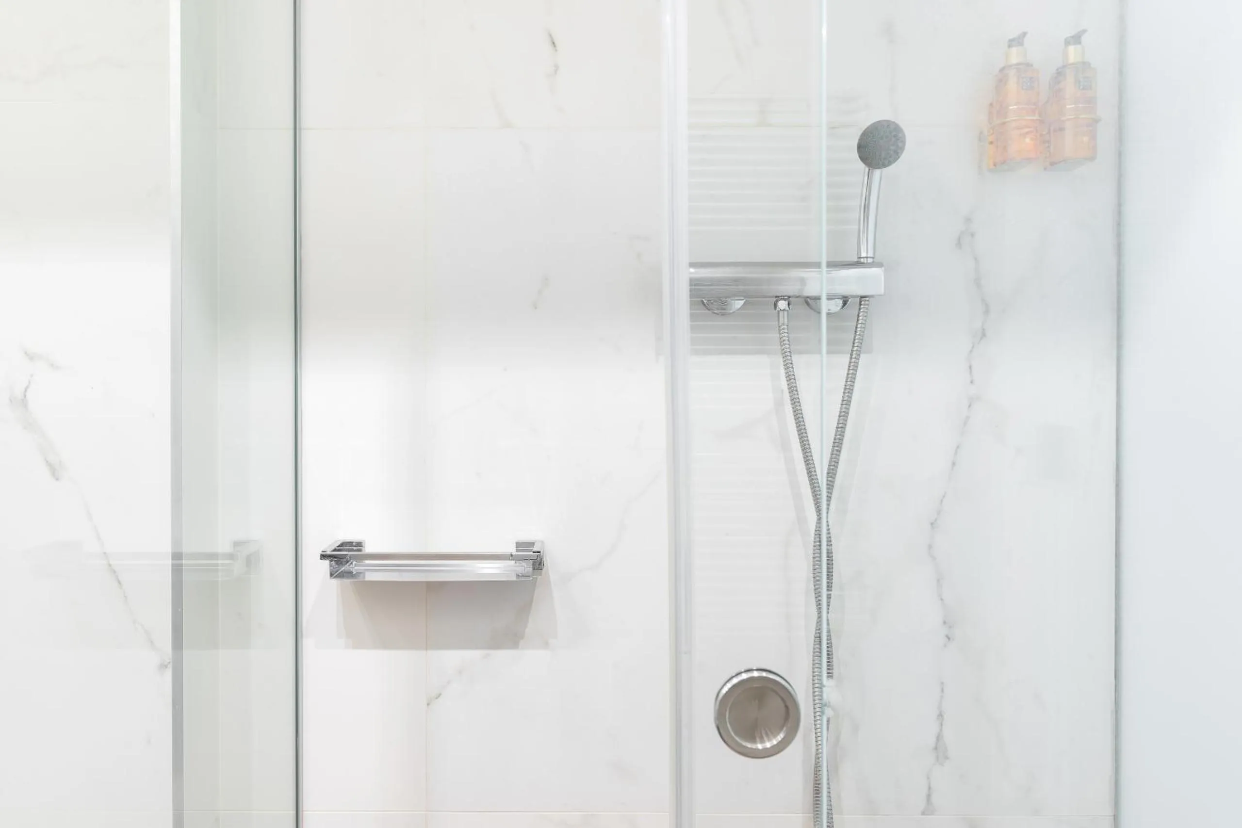 Shower in Cosmo Apartments Sants