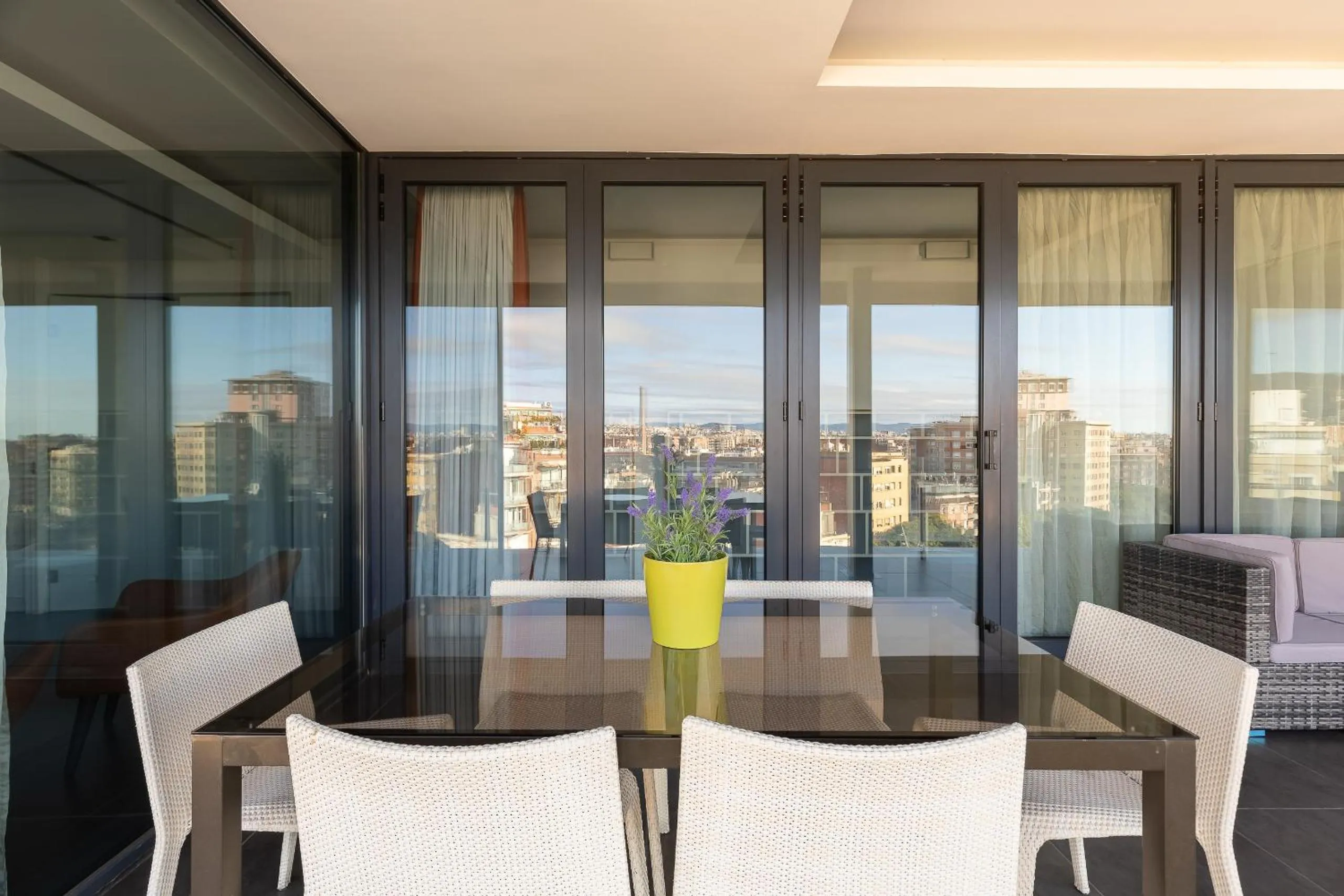 Dining area in Cosmo Apartments Sants