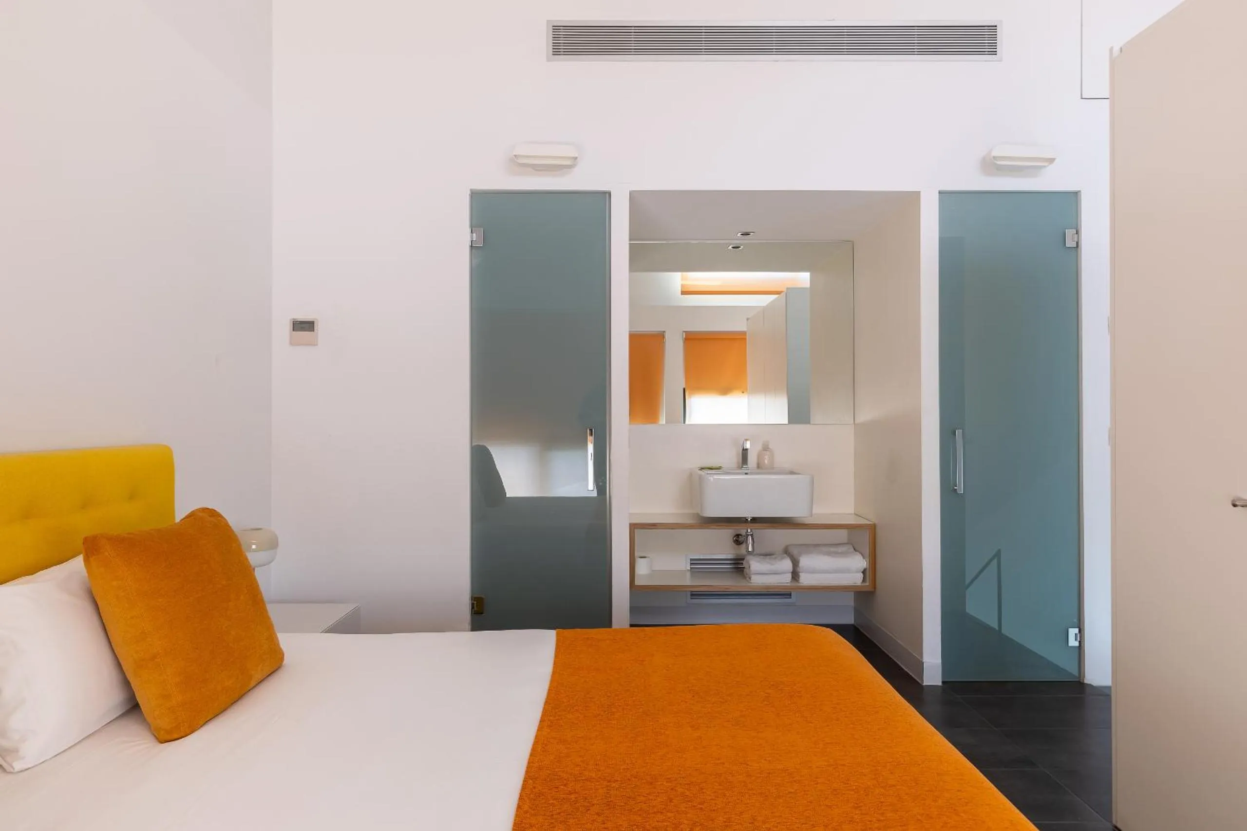 Bedroom, Bed in Cosmo Apartments Sants