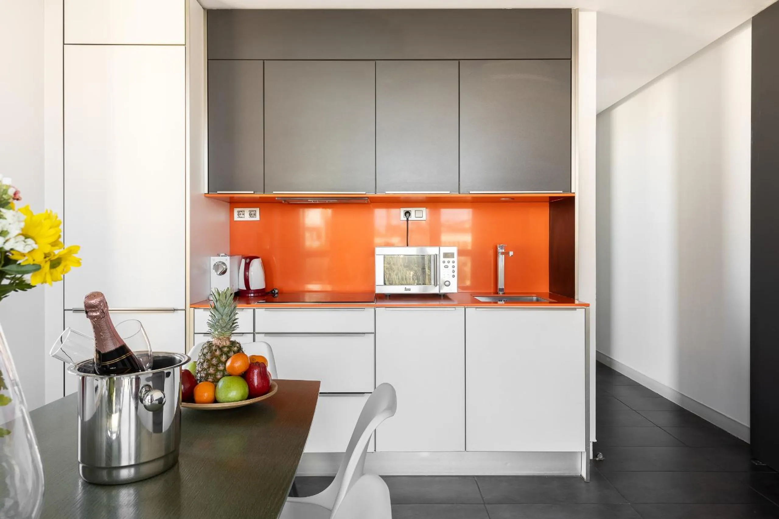 Kitchen or kitchenette in Cosmo Apartments Sants