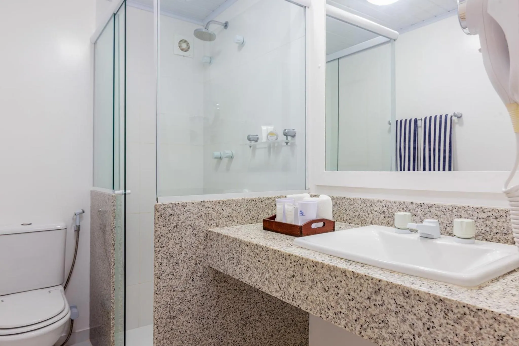 Shower in Le Relais La Borie