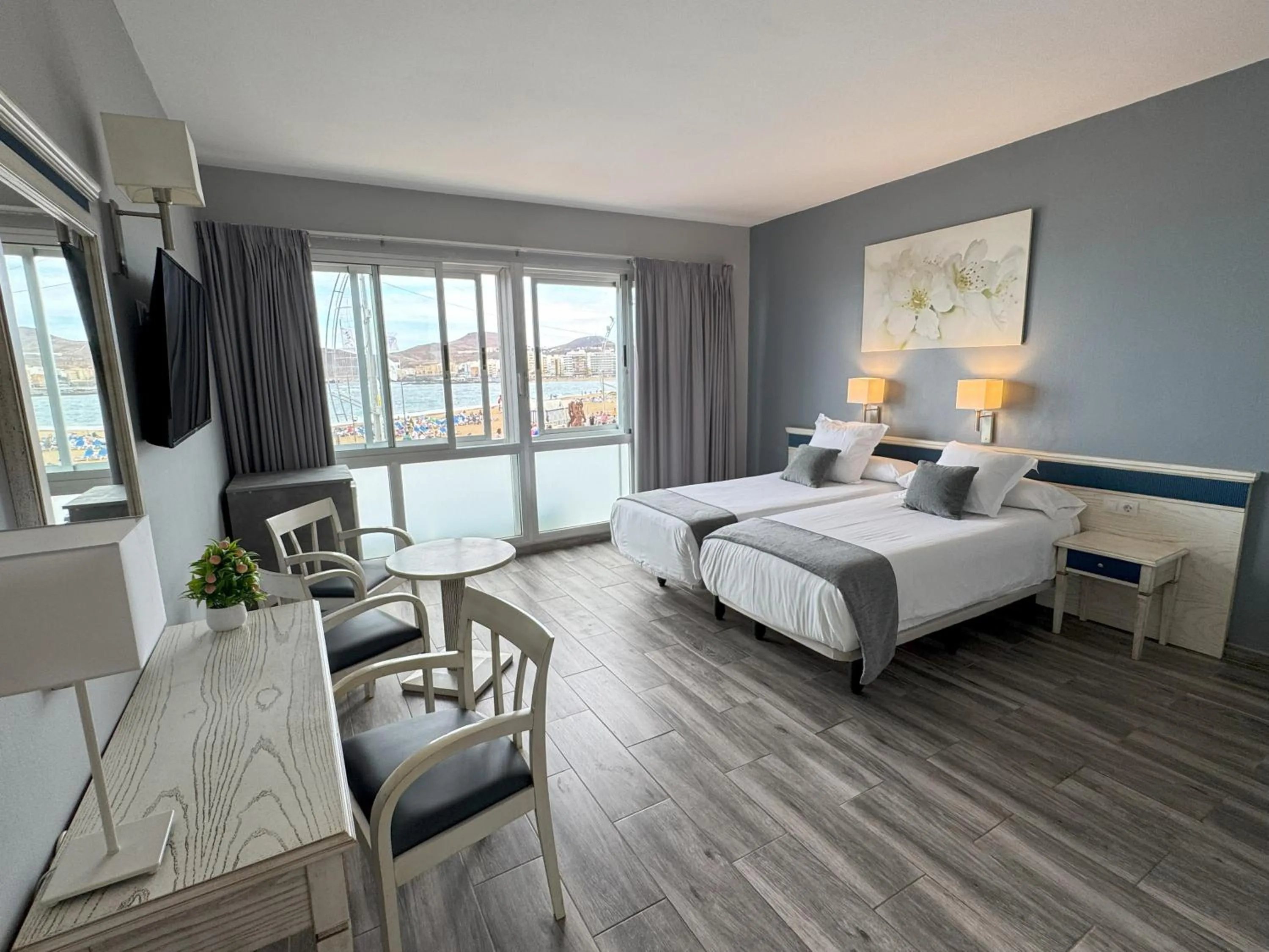 Photo of the whole room, Bed in Apartamentos Colón Playa