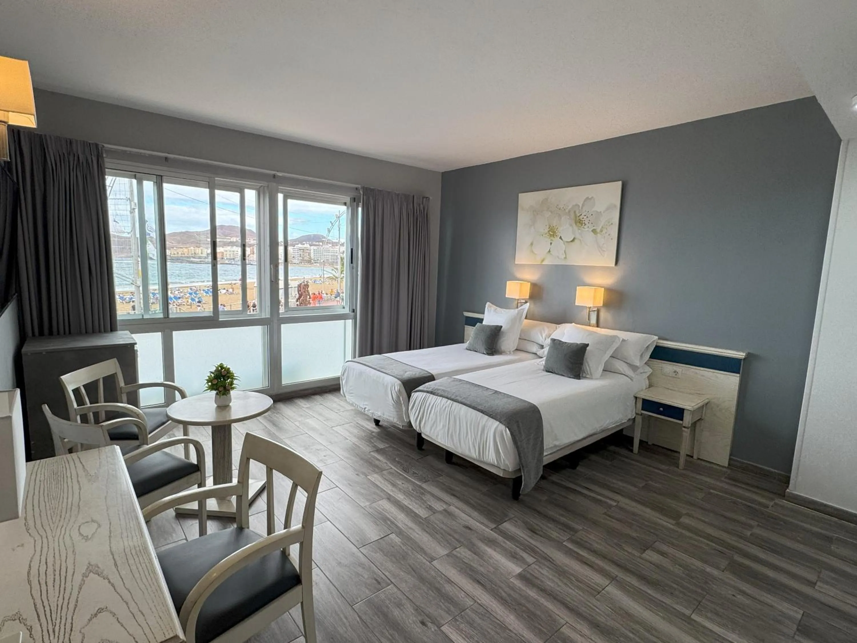 Photo of the whole room, Bed in Apartamentos Colón Playa