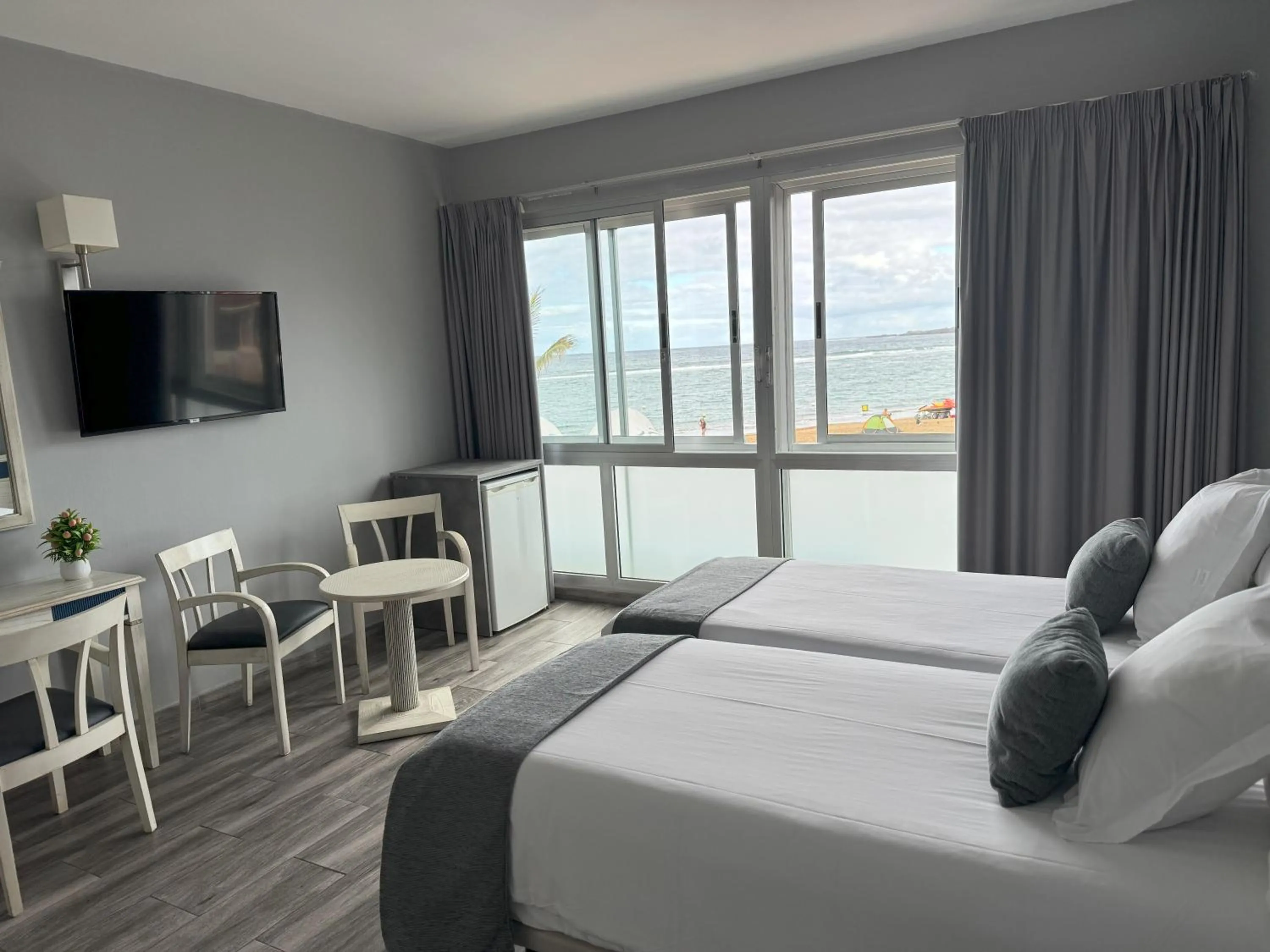Photo of the whole room, Bed in Apartamentos Colón Playa