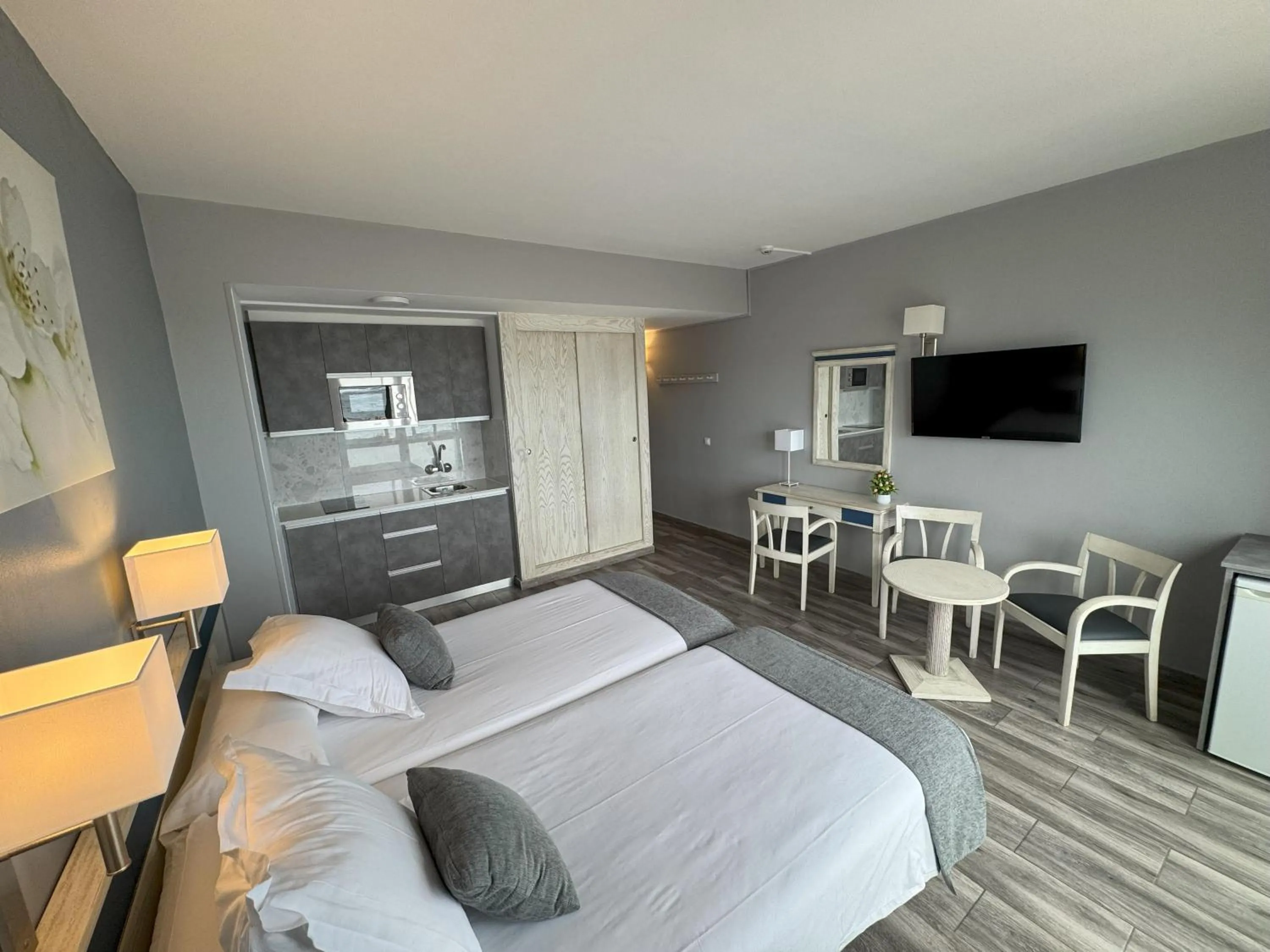 Photo of the whole room, Bed in Apartamentos Colón Playa