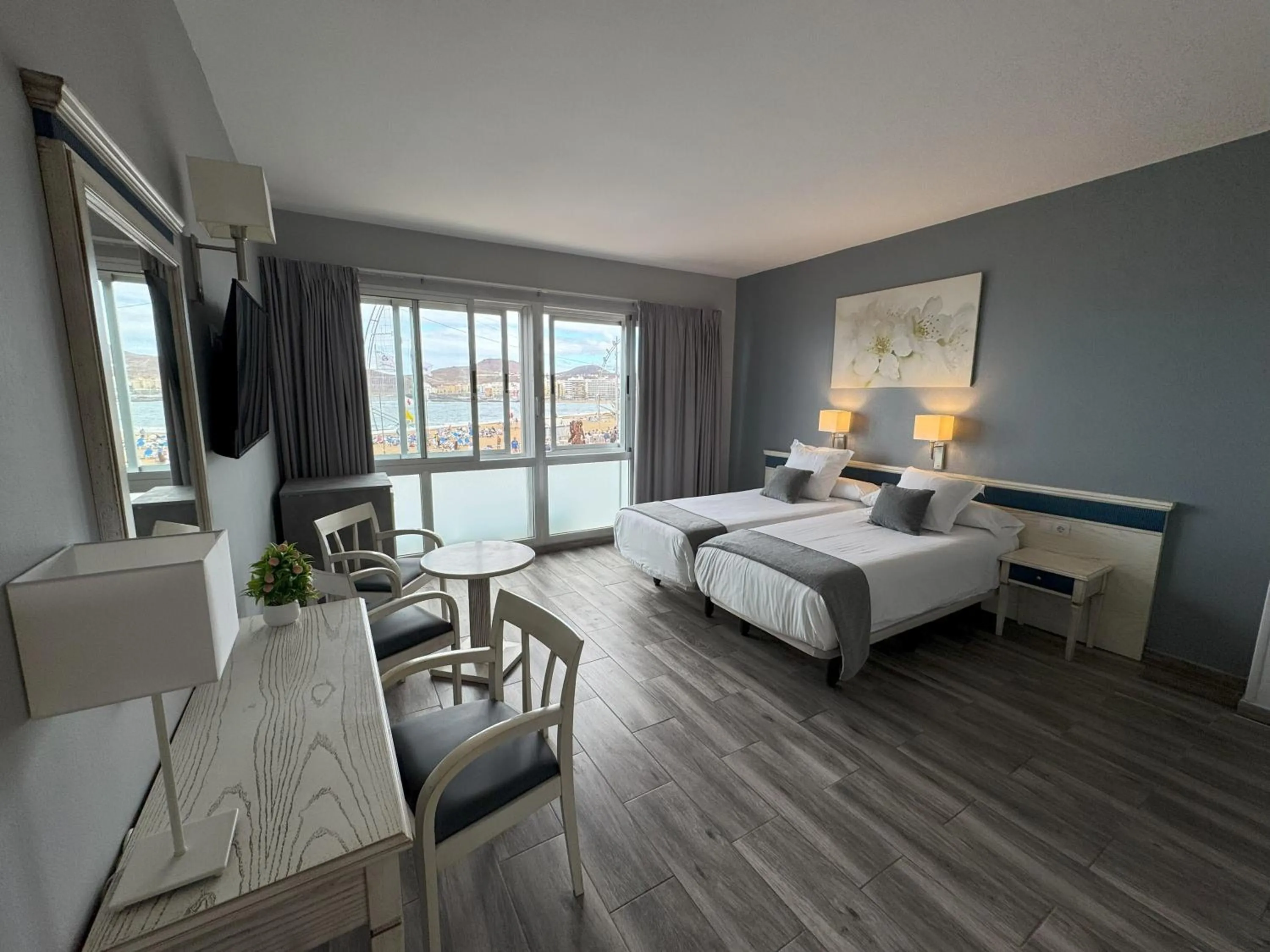 Photo of the whole room, Bed in Apartamentos Colón Playa