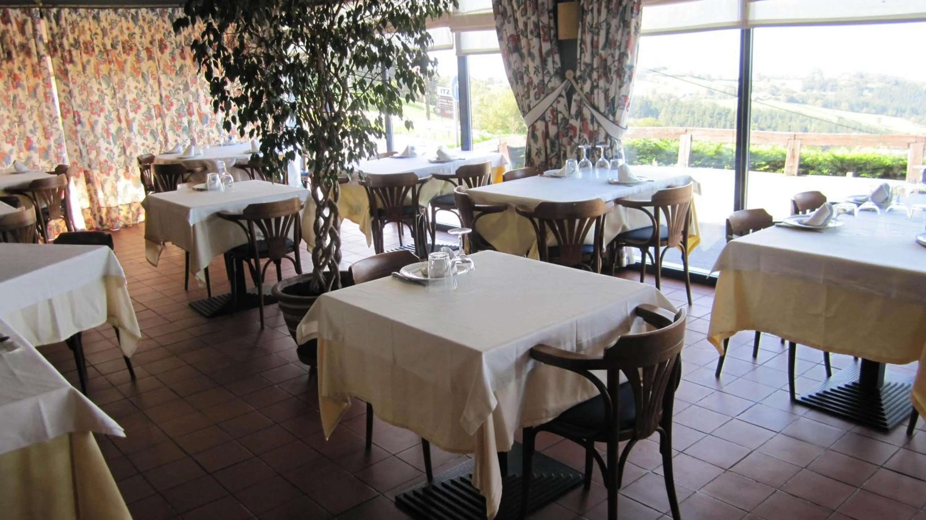 Restaurant/places to eat in Hotel Kanala