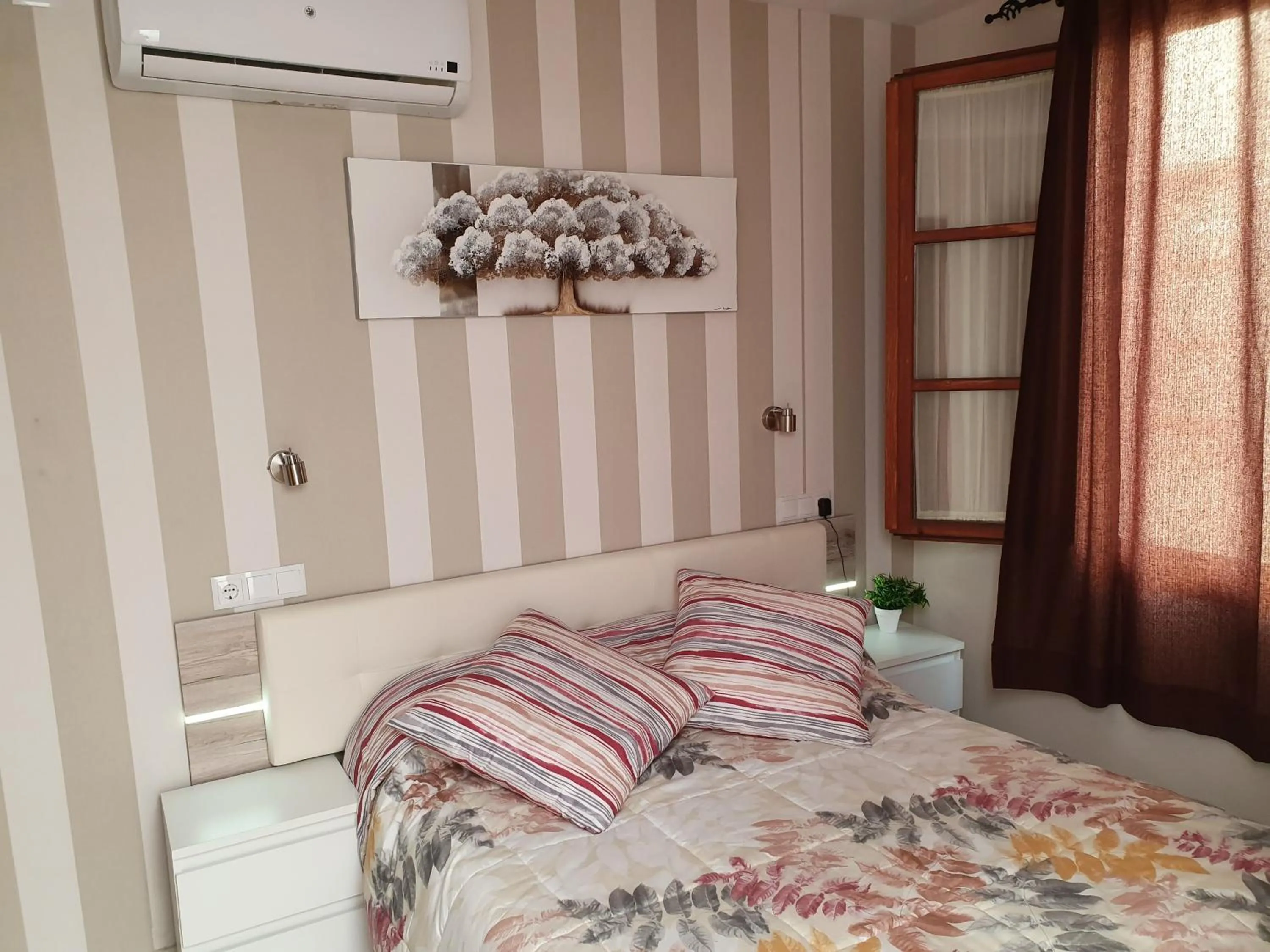 Deluxe Double Room with Shower in Hostal Puerta Carmona