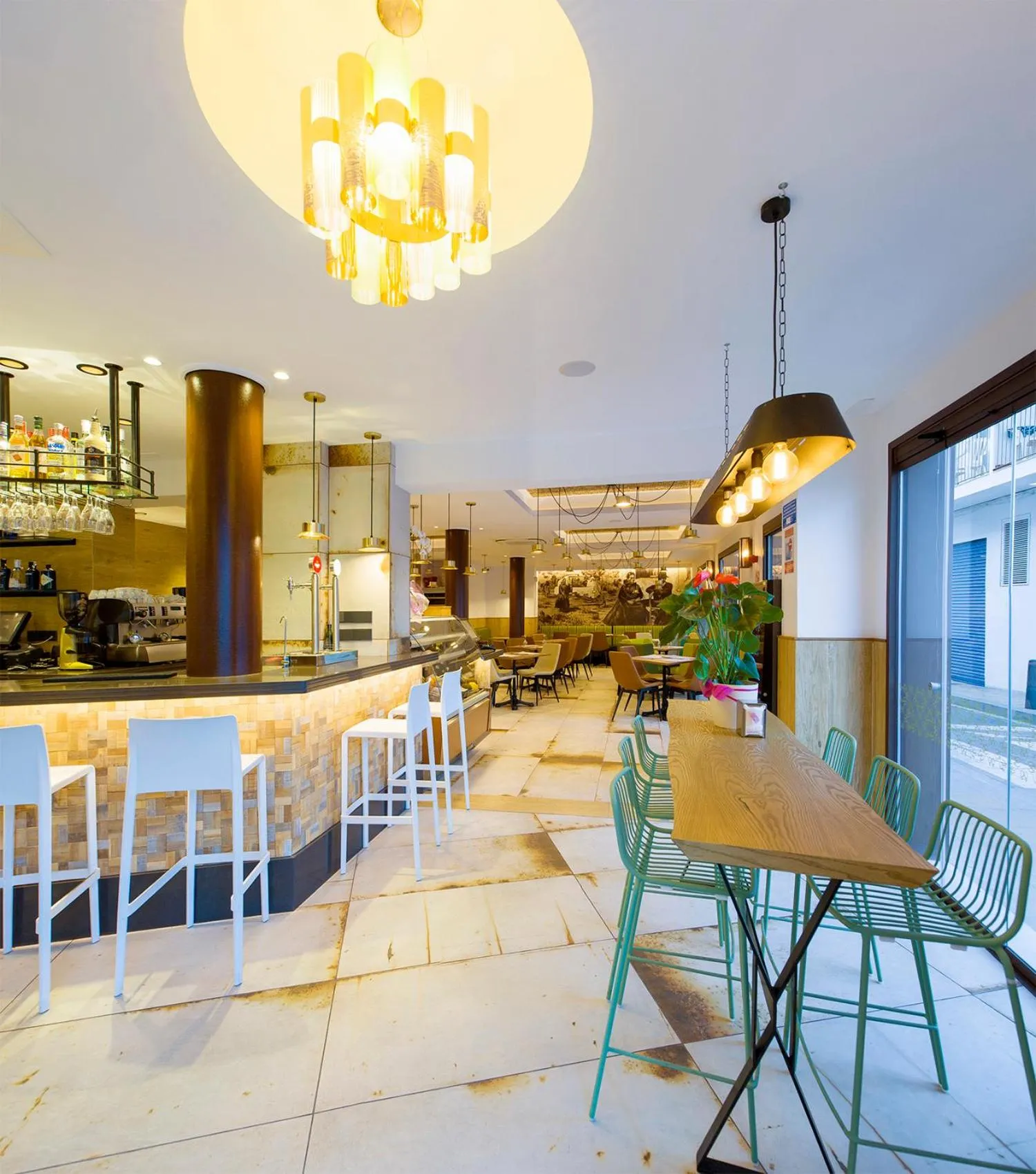 Restaurant/places to eat in Hostal Marí