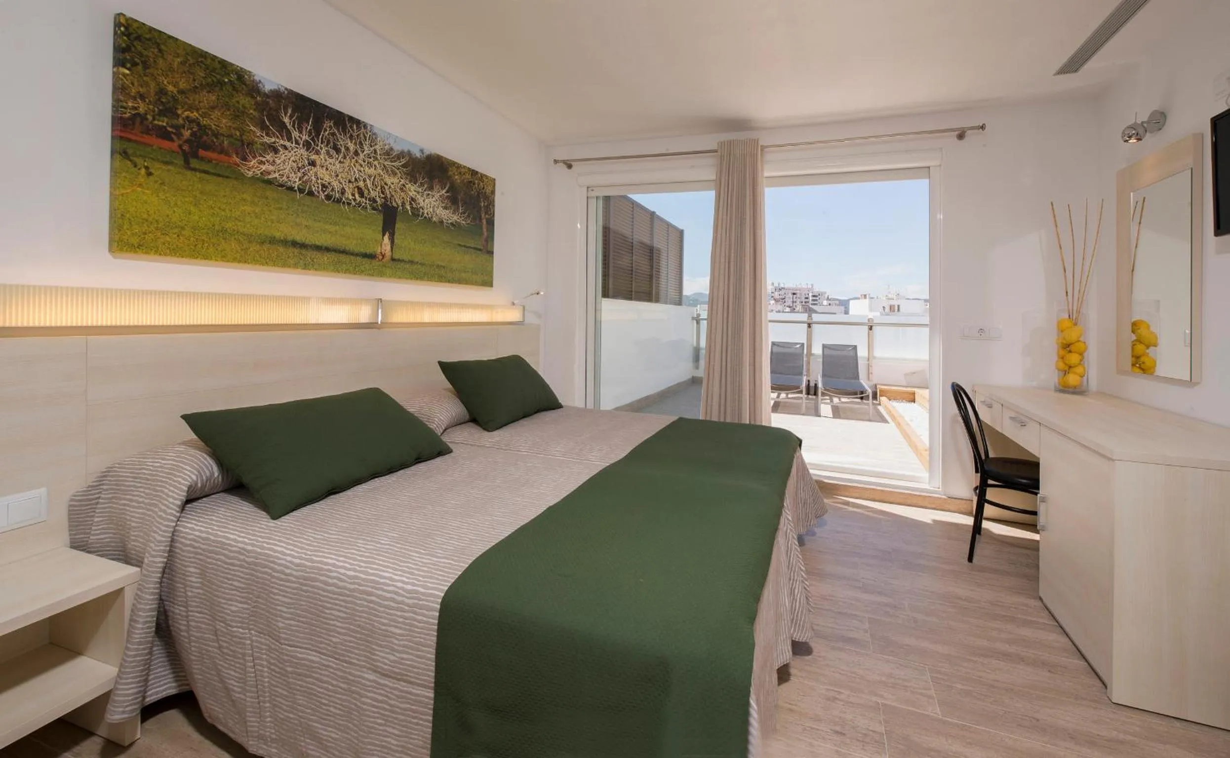 Balcony/Terrace, Bed in Hostal Marí