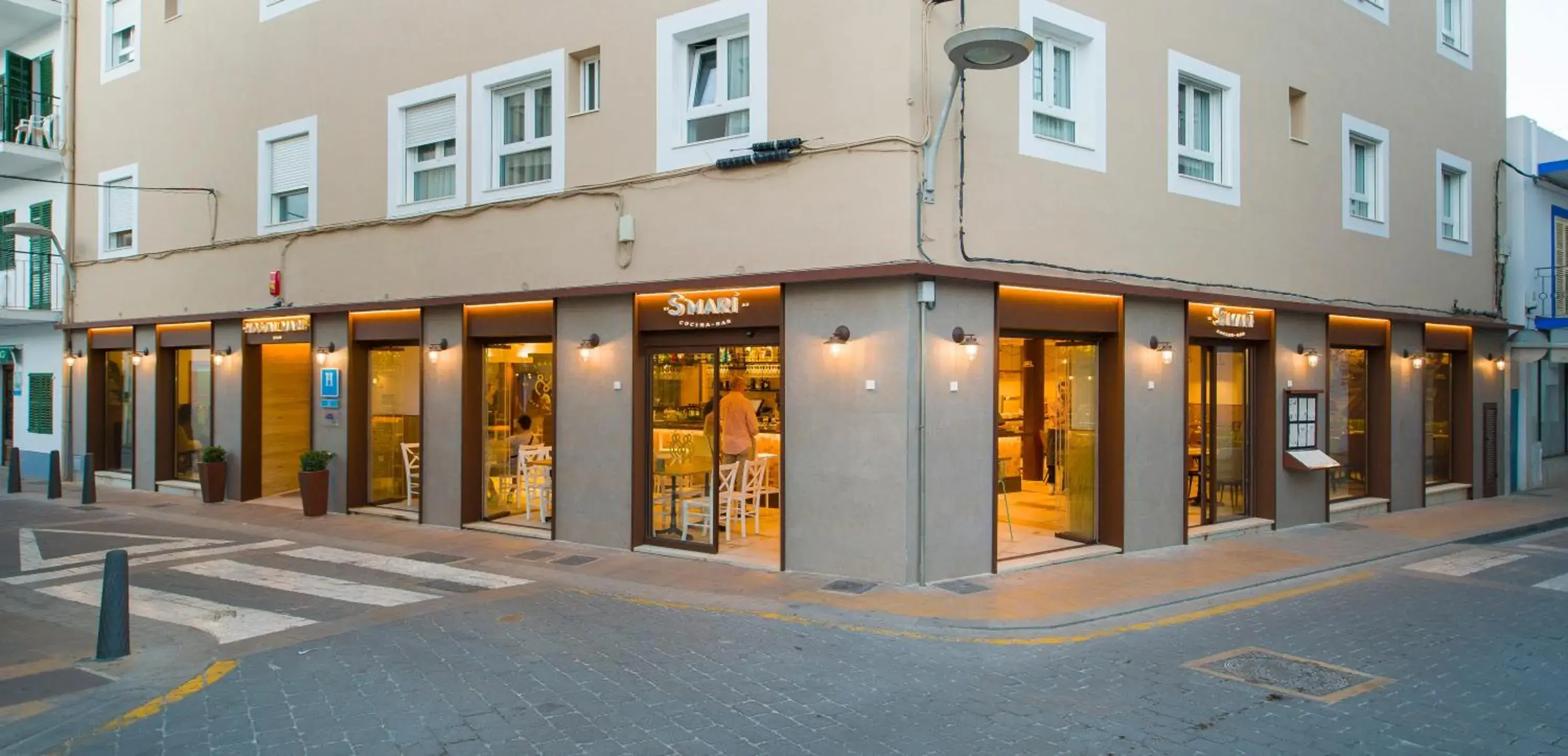 Facade/entrance in Hostal Marí Facade/entrance in Hostal Marí