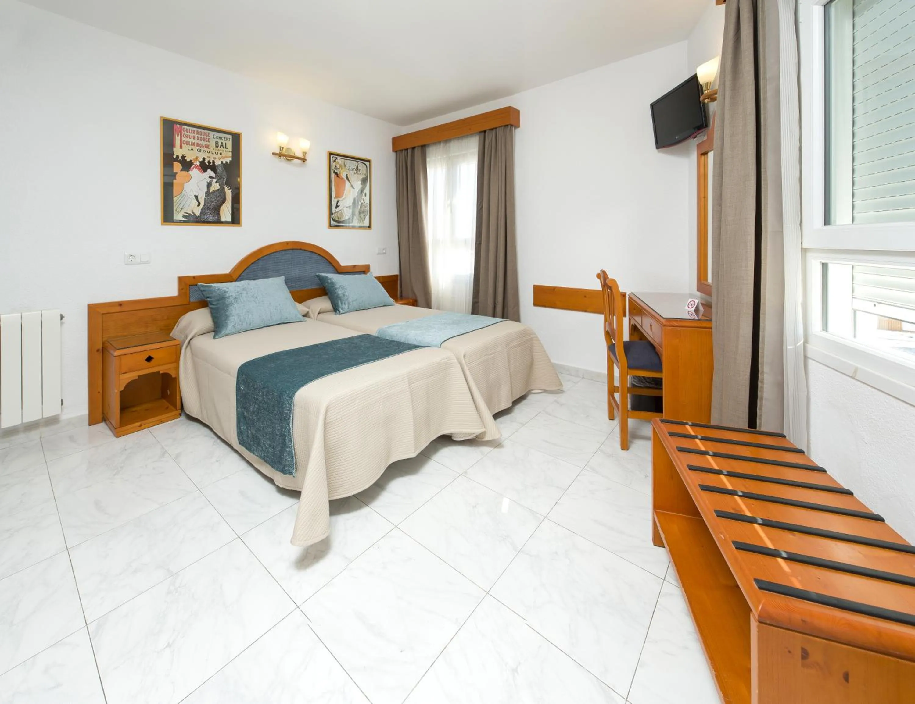 Day, Bed in Hostal Marí