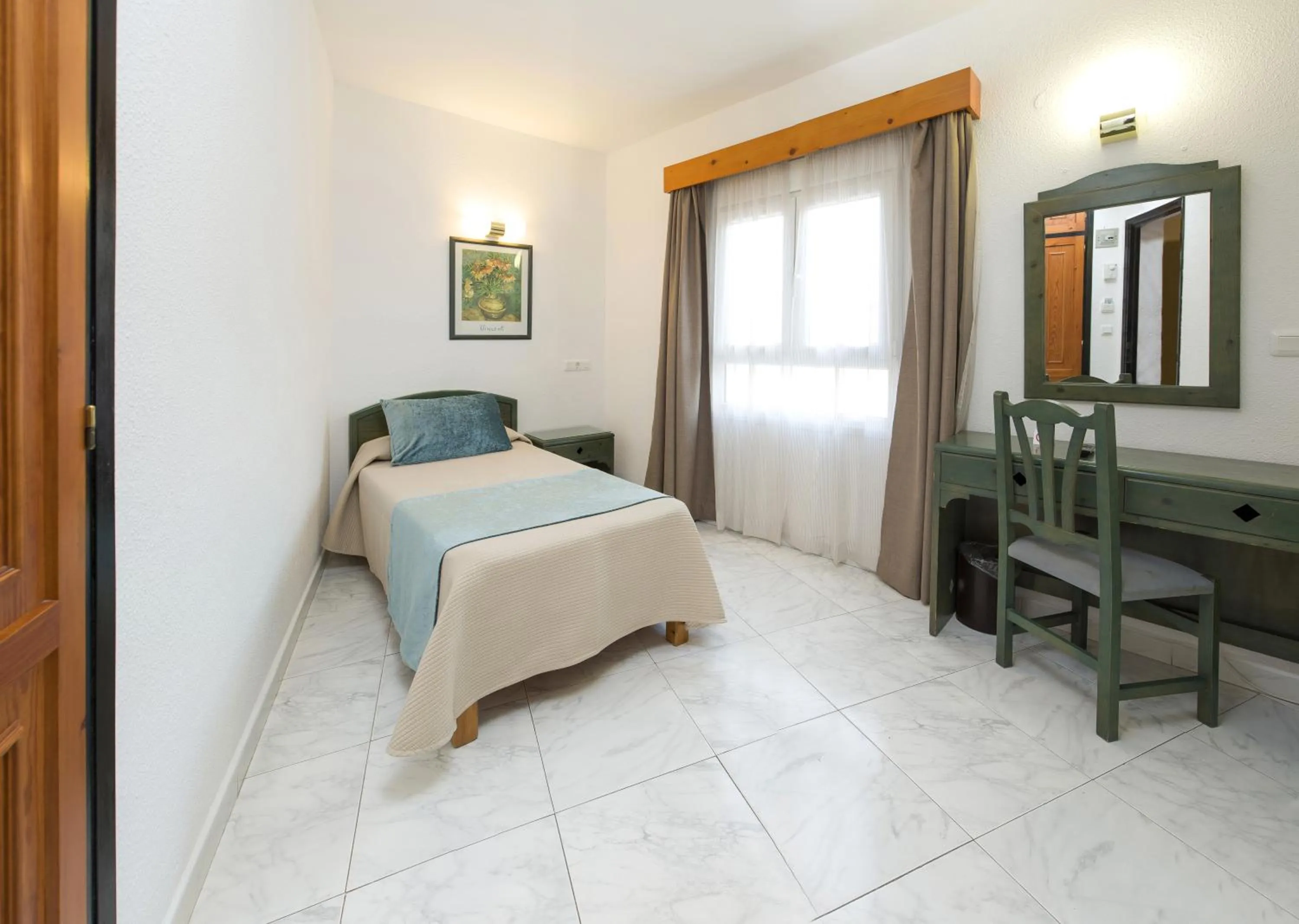 Day, Bed in Hostal Marí