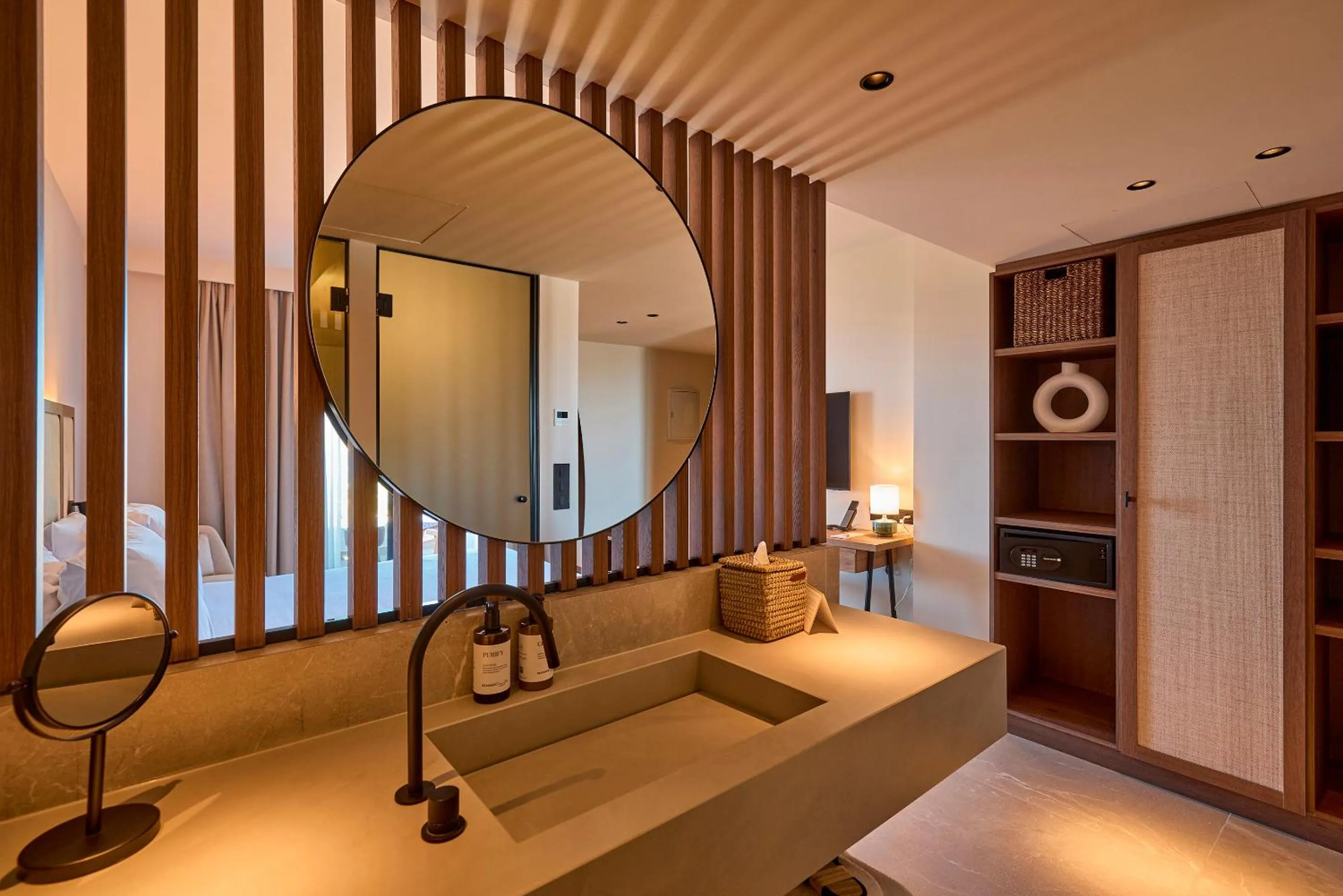 Toilet, Bed in Purobeach Resort Santa Ponsa - New Opening