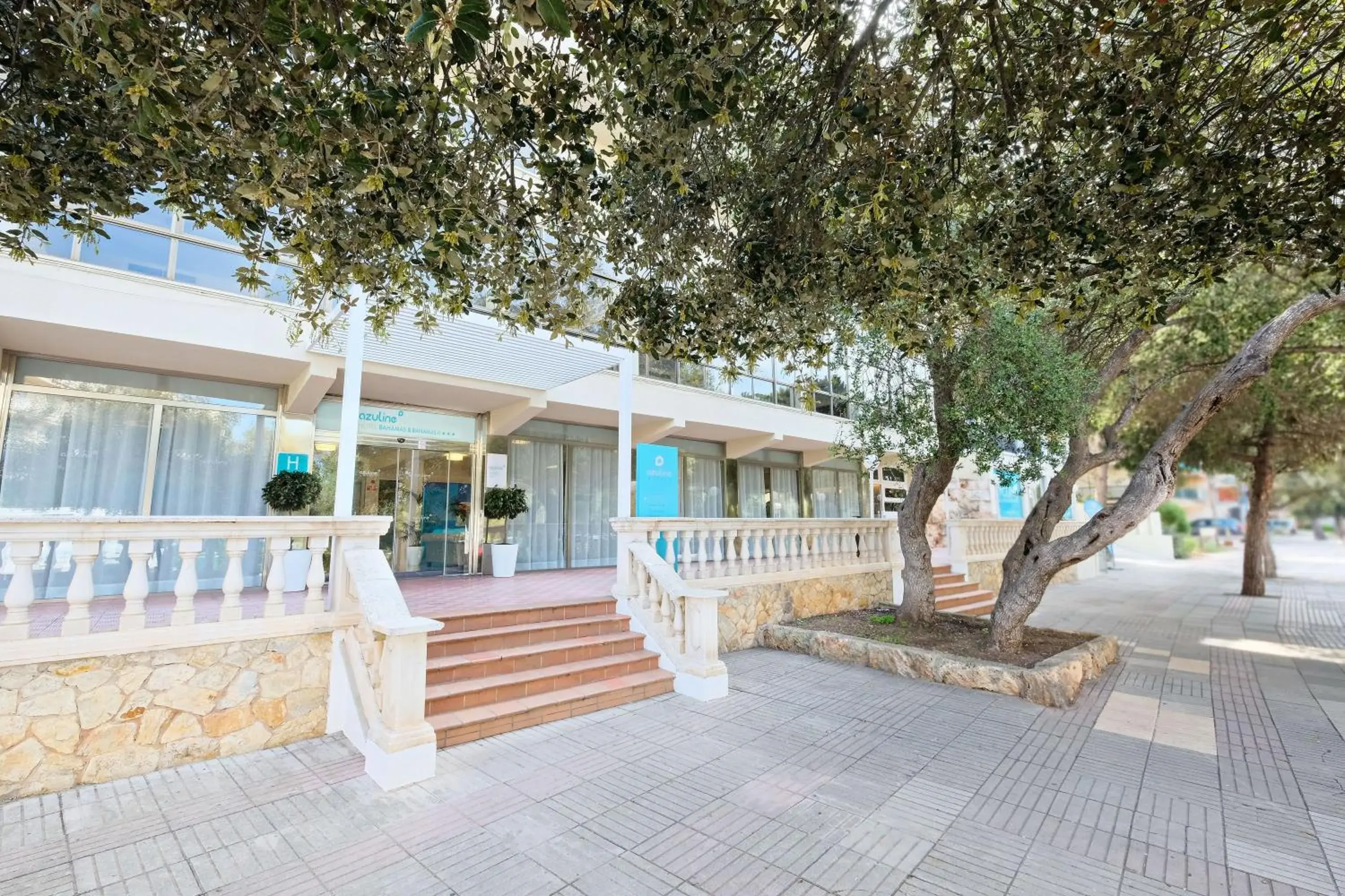 Facade/entrance in azuLine Hotel Bahamas y Bahamas II Facade/entrance in azuLine Hotel Bahamas y Bahamas II