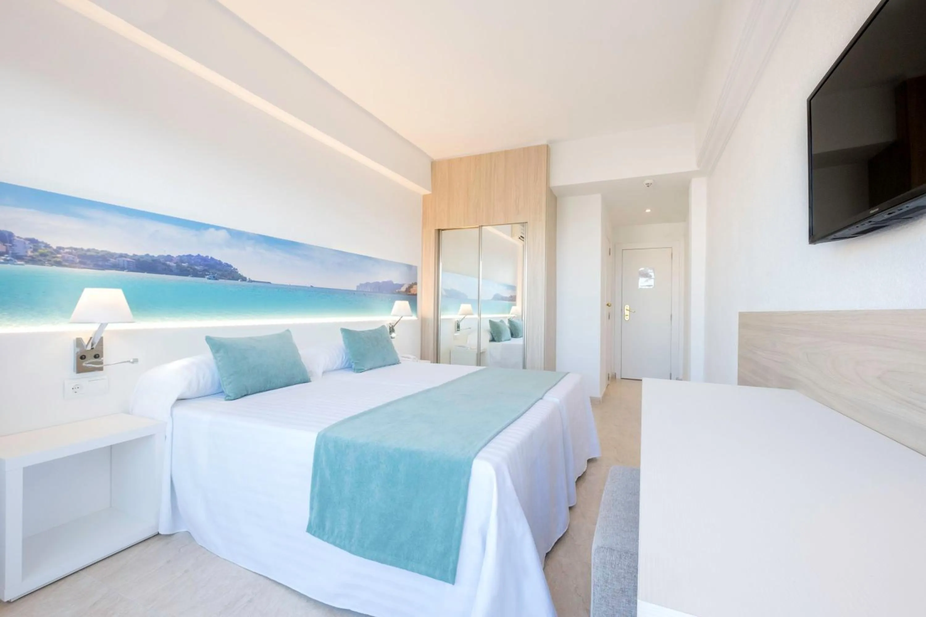 Photo of the whole room, Bed in azuLine Hotel Bahamas y Bahamas II