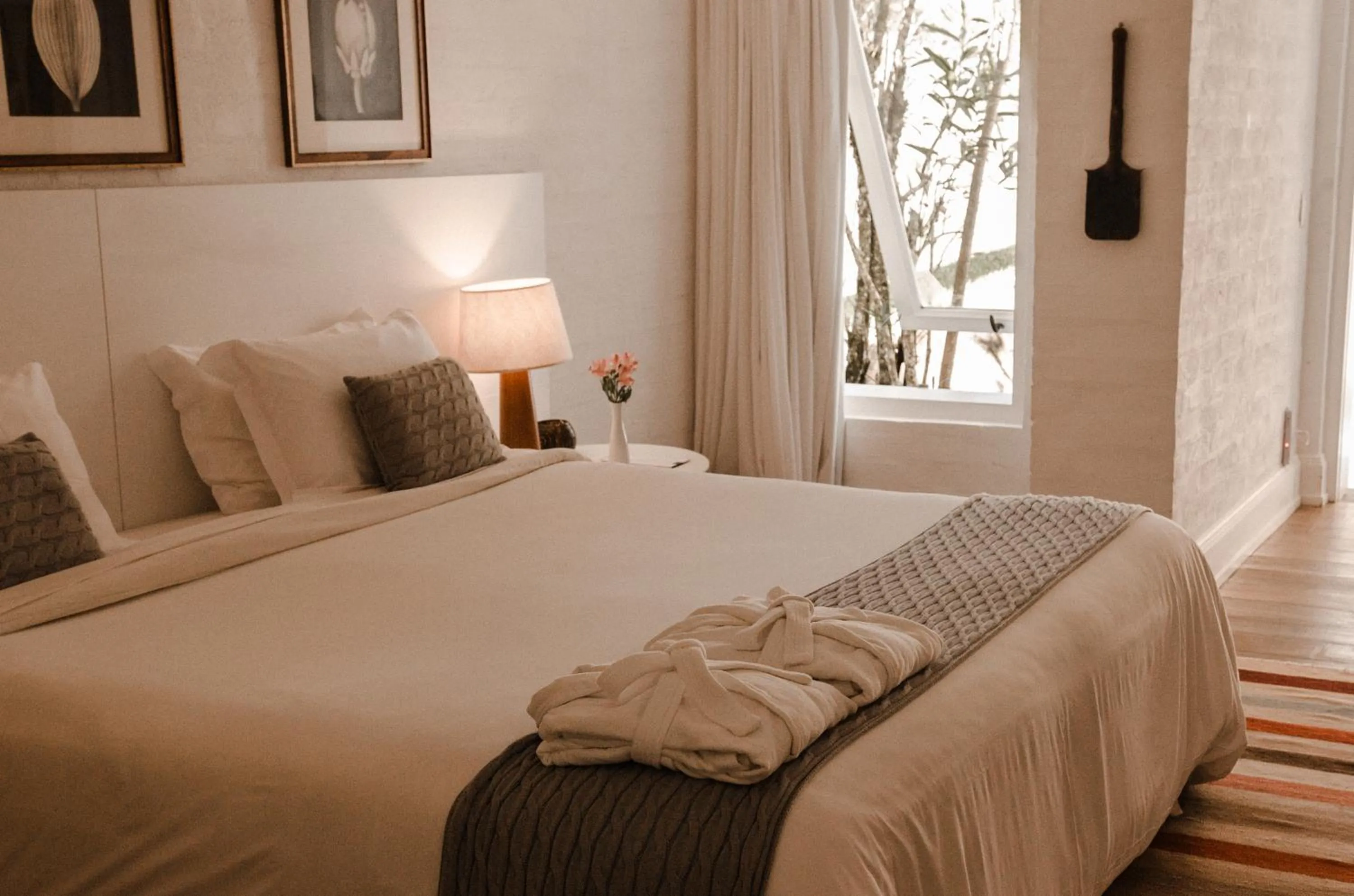 Bedroom, Bed in Roots Resort
